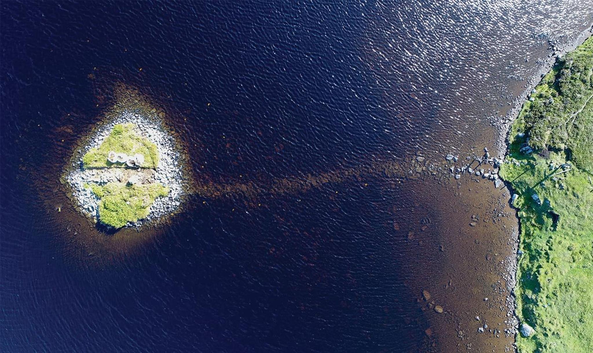 There are many small islands, known as 'crannogs', off the coast of Scotland.