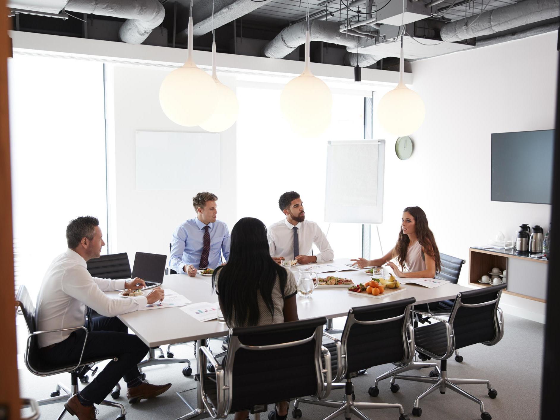 Office employees spend only 16 minutes eating lunch every day, poll suggests