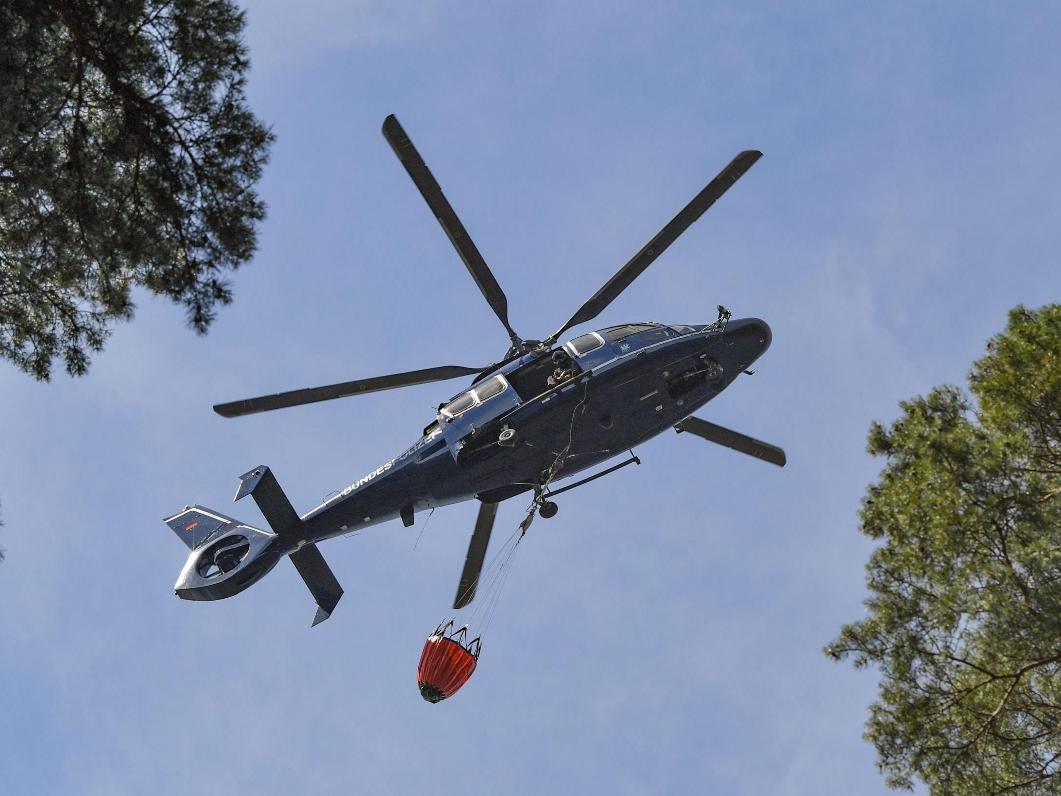 Helicopter collects water in eastern Germany