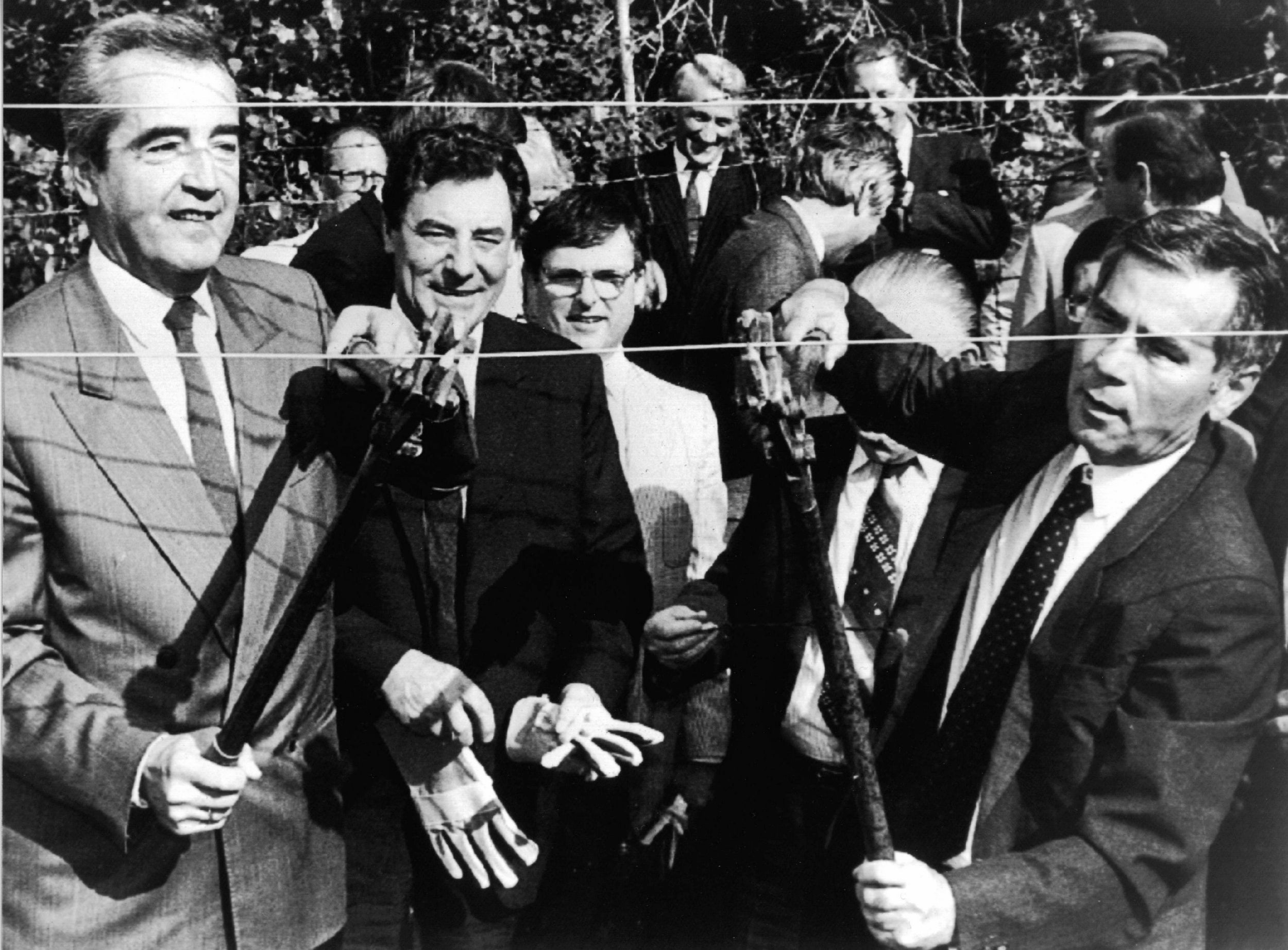 Austrian Foreign Minister Alois Mock (left) and his Hungarian counterpart Gyula Horn (right) cutting through a piece of the Iron Curtain between Hungary and Austria