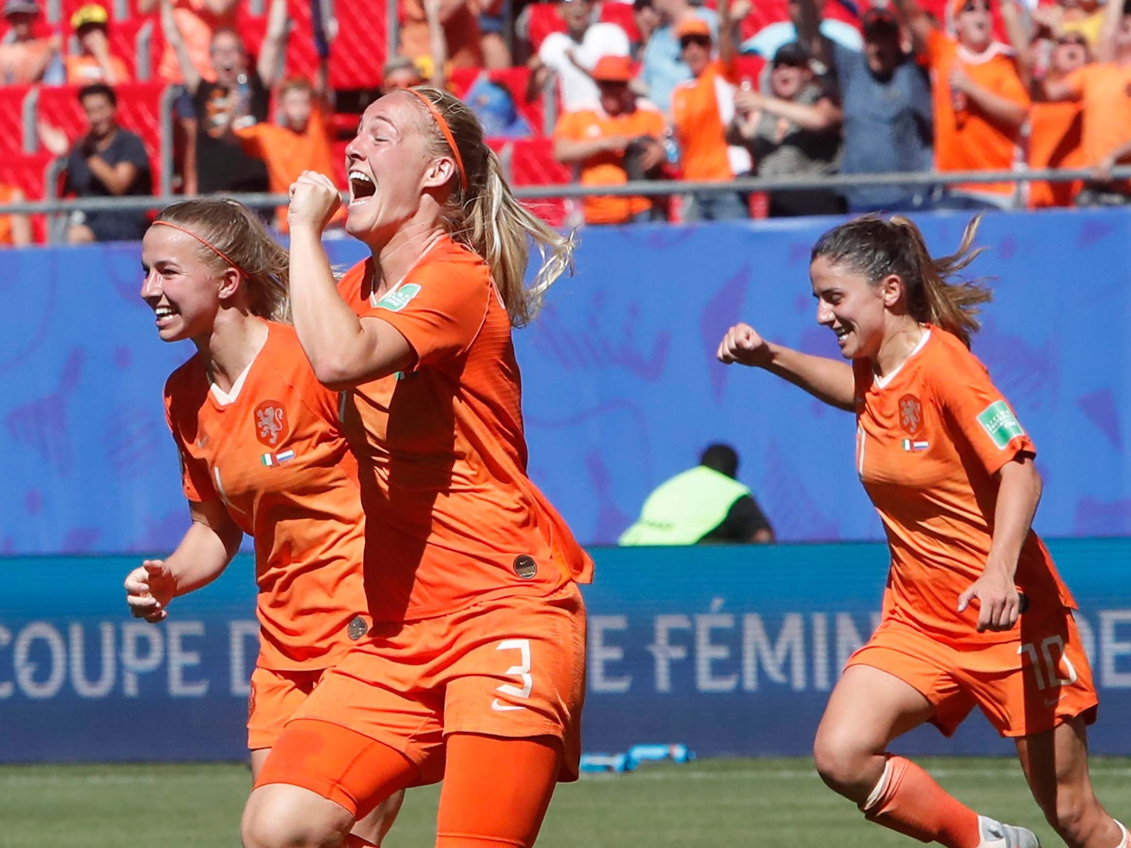 Stefanie van der Gragt scores the Dutch's second