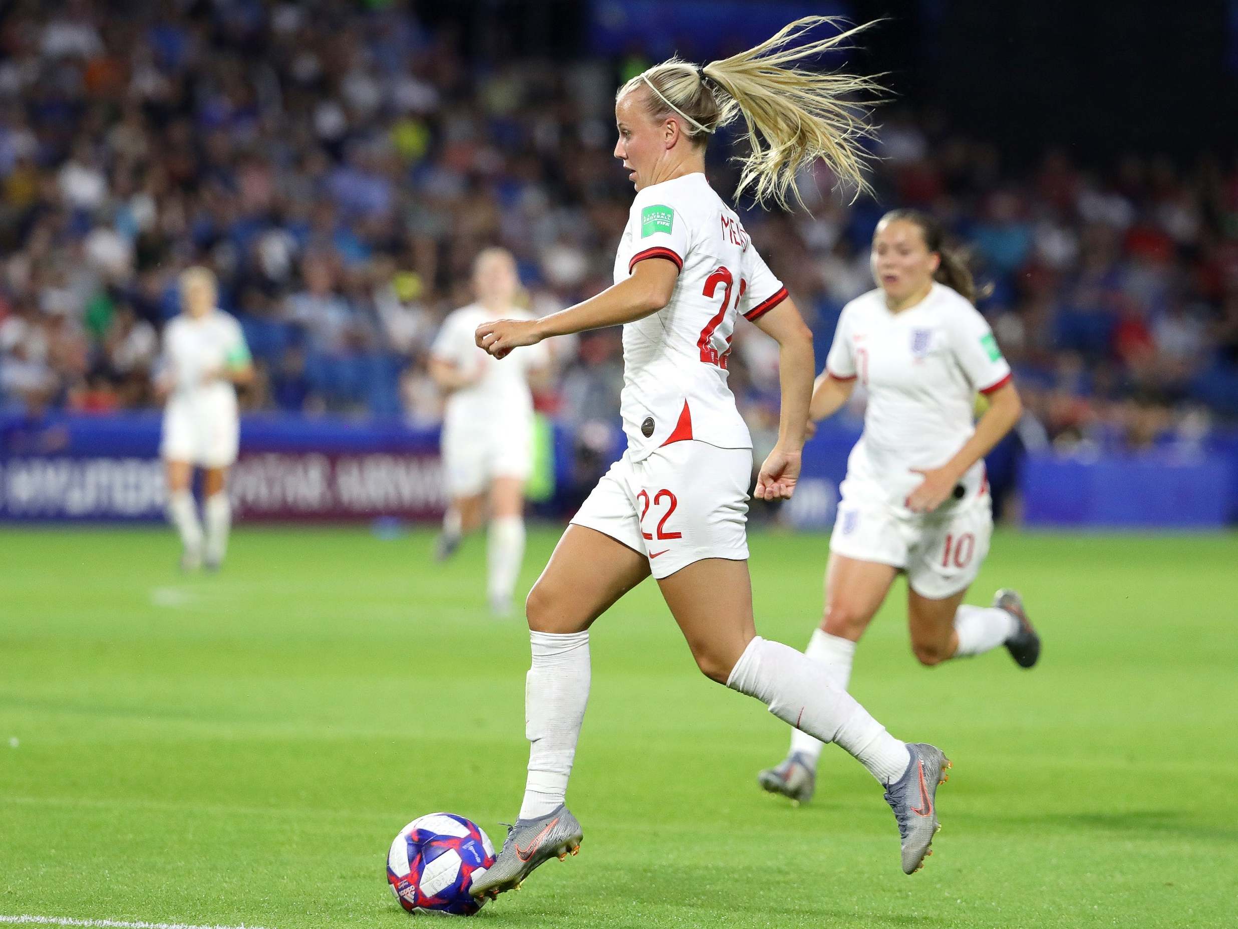 Beth Mead dribbles with the ball against USA