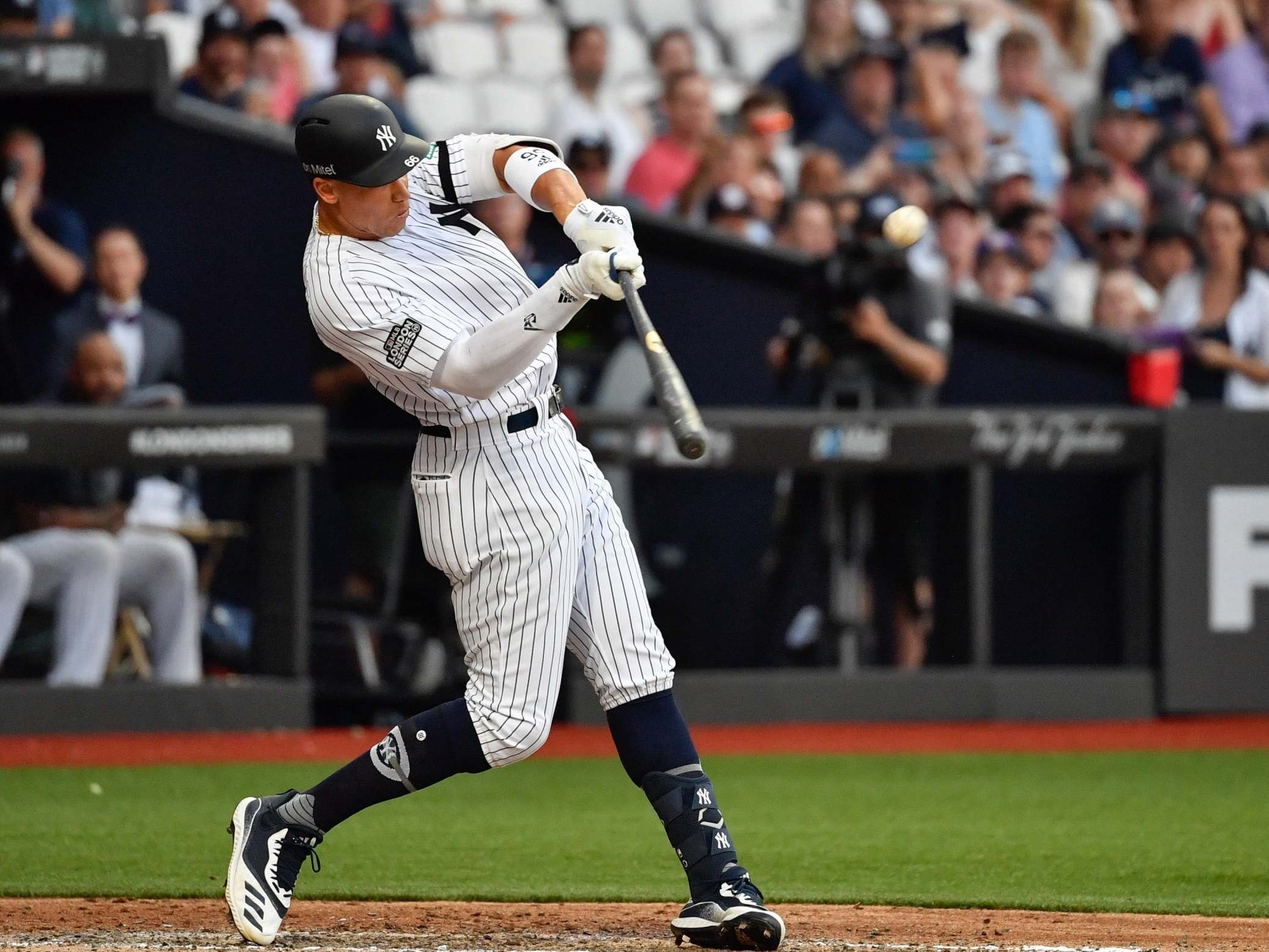 Aaron Judge smashes the ball out of the park