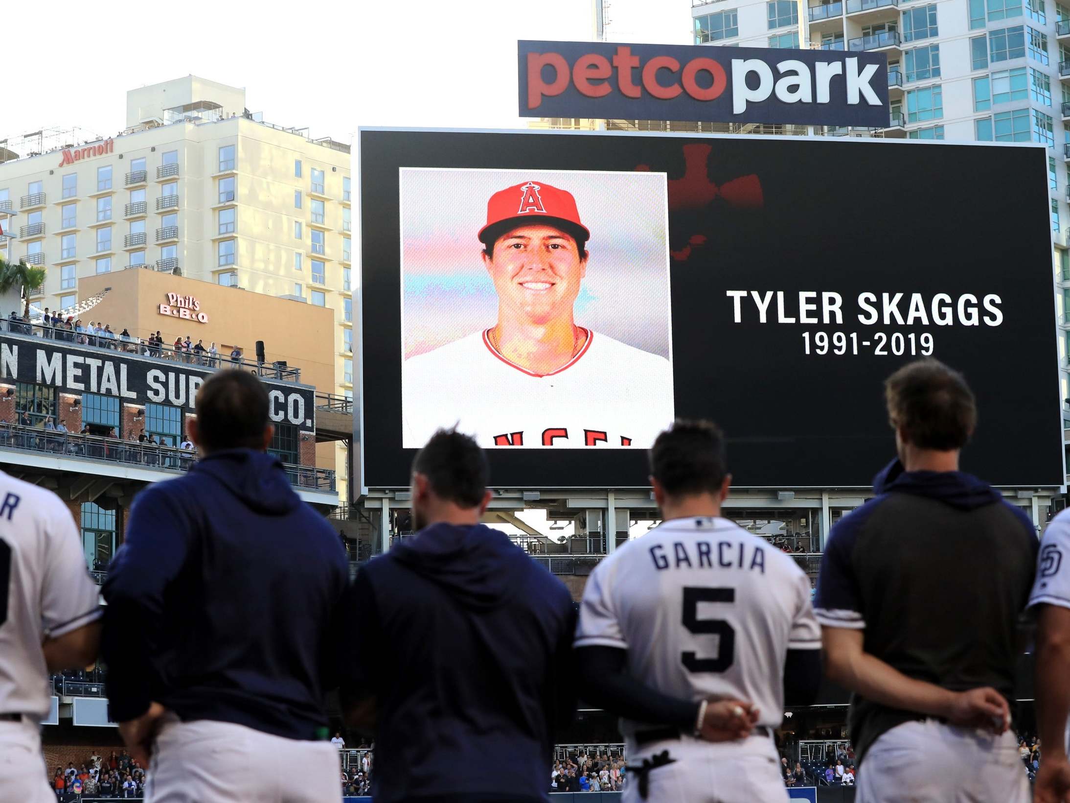 Players around the MLB paid tribute to Skaggs on Monday night