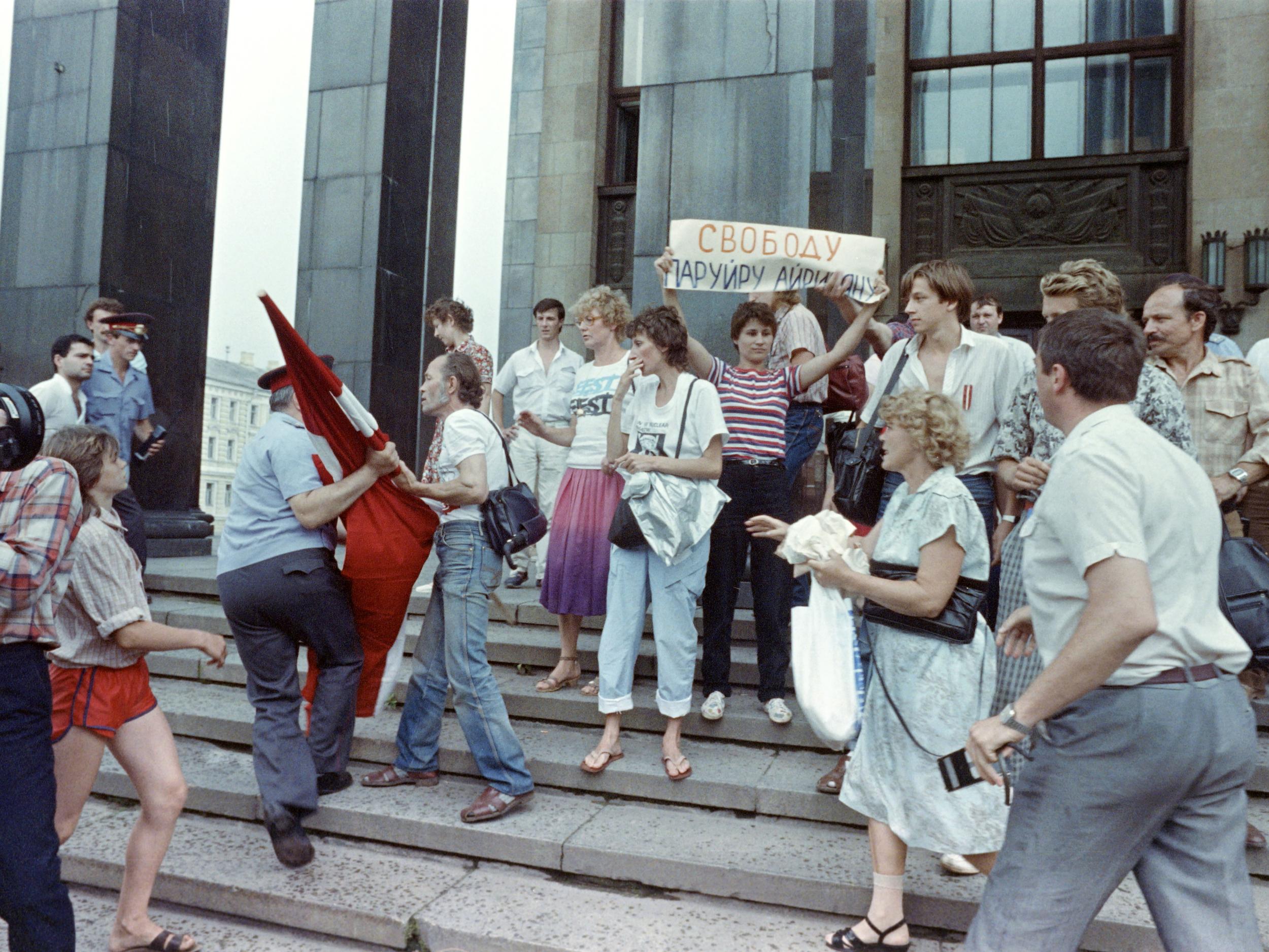 Moscow 1988: people protest in front of Lenin’s Library in support of glasnost and for the liberation of Armenian nationalist activist Parouir Hairikianon