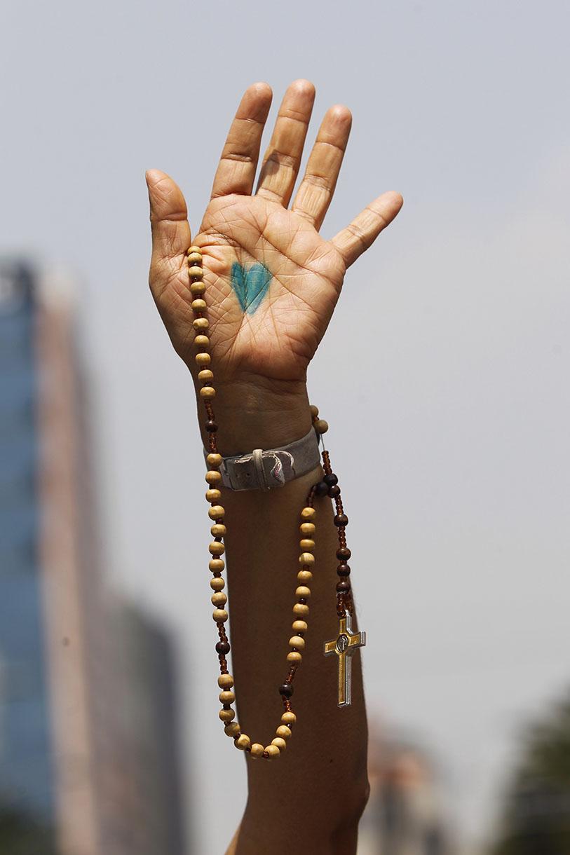 A demonstrator with a rosary during a protest to suspend the pro-abortion policy (EPA)