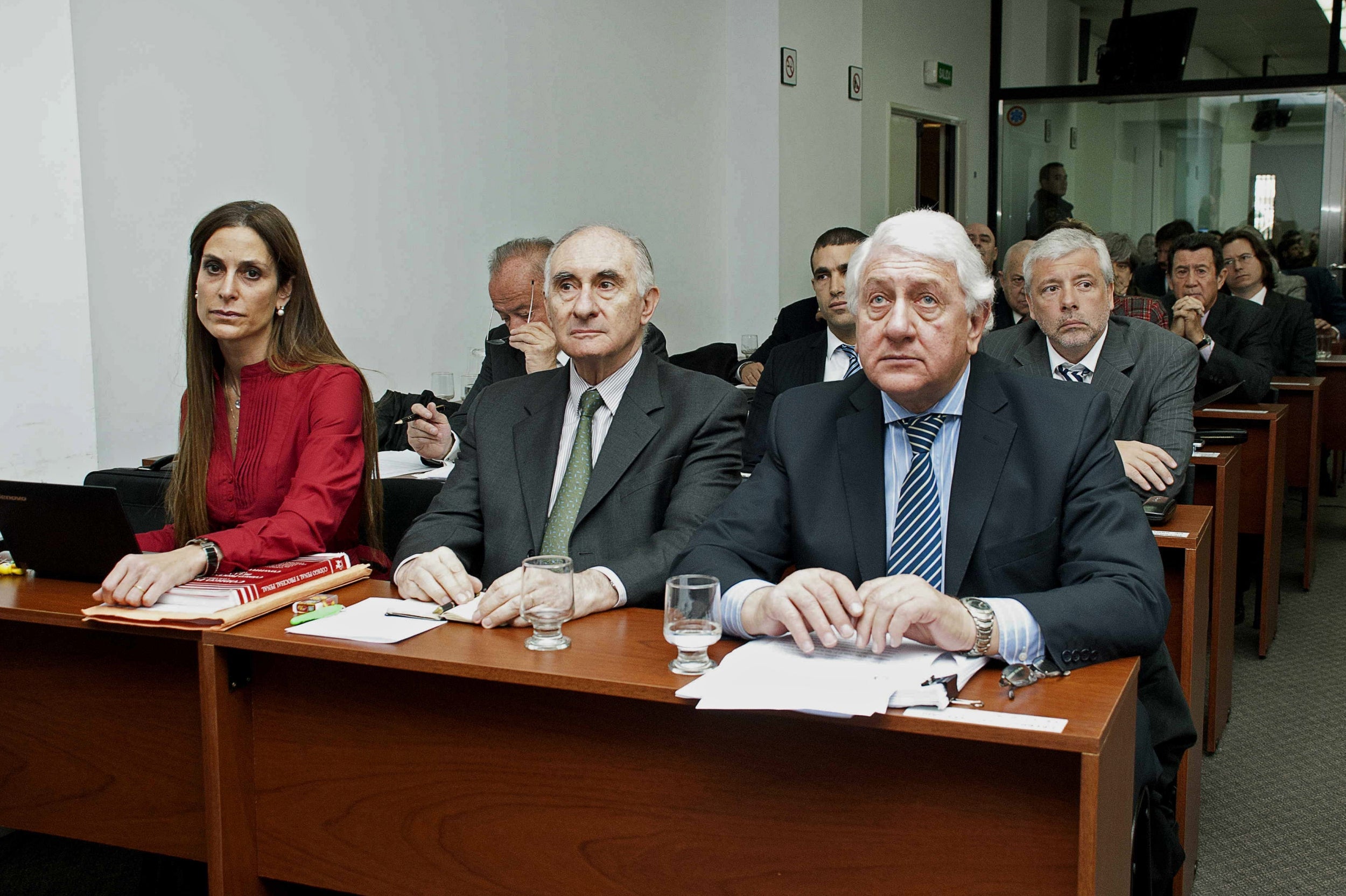 De la Rua (centre) during his corruption trial in 2012. He was subsequently acquitted