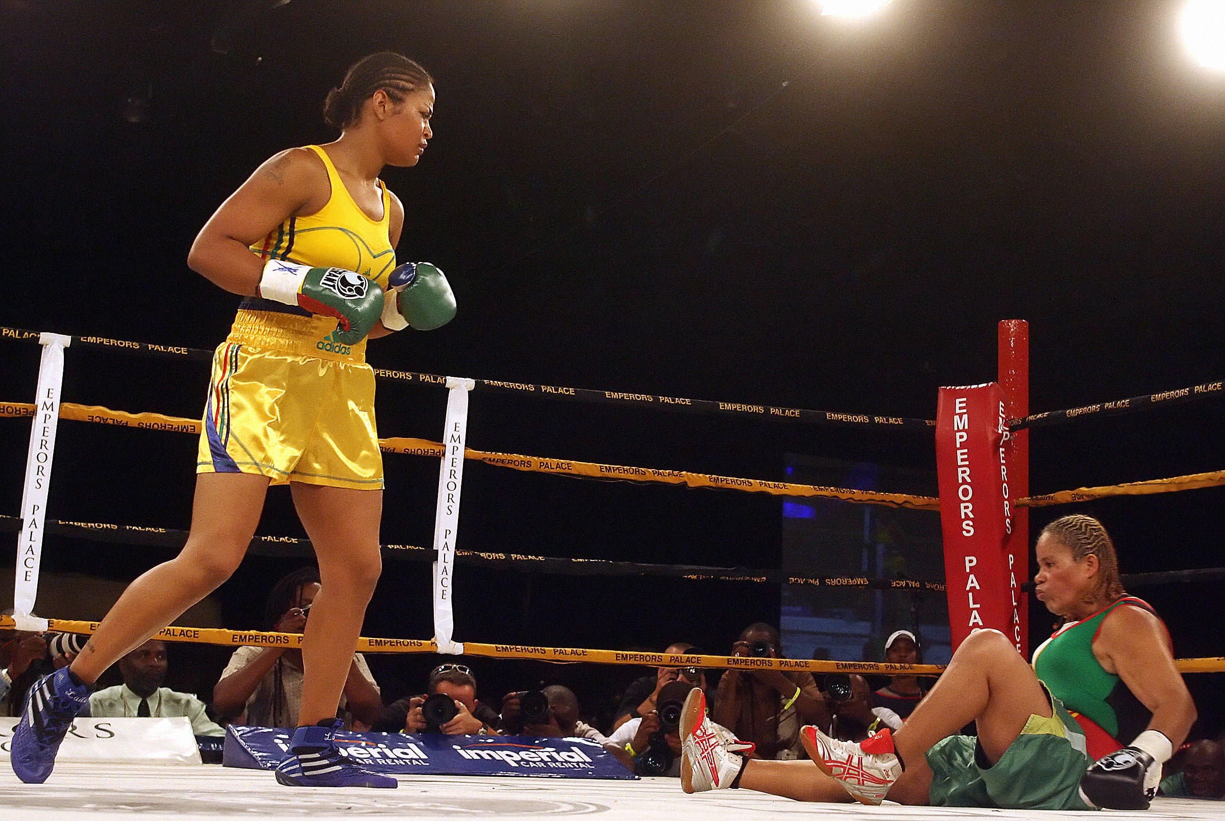 Laila Ali (L), boxing champion and daughter of boxing legend Muhammad Ali', looks at her opponent Guyanan boxer Gwendolyn O' Neill after flooring her during the world championship fight at Emperor's palace in Johannesburg, 03 February 2007.