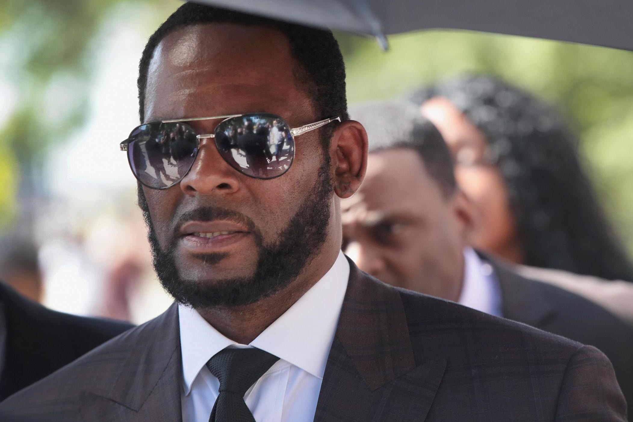 R Kelly leaves the Leighton Criminal Courts Building following a hearing on 26 June, 2019 in Chicago, Illinois.