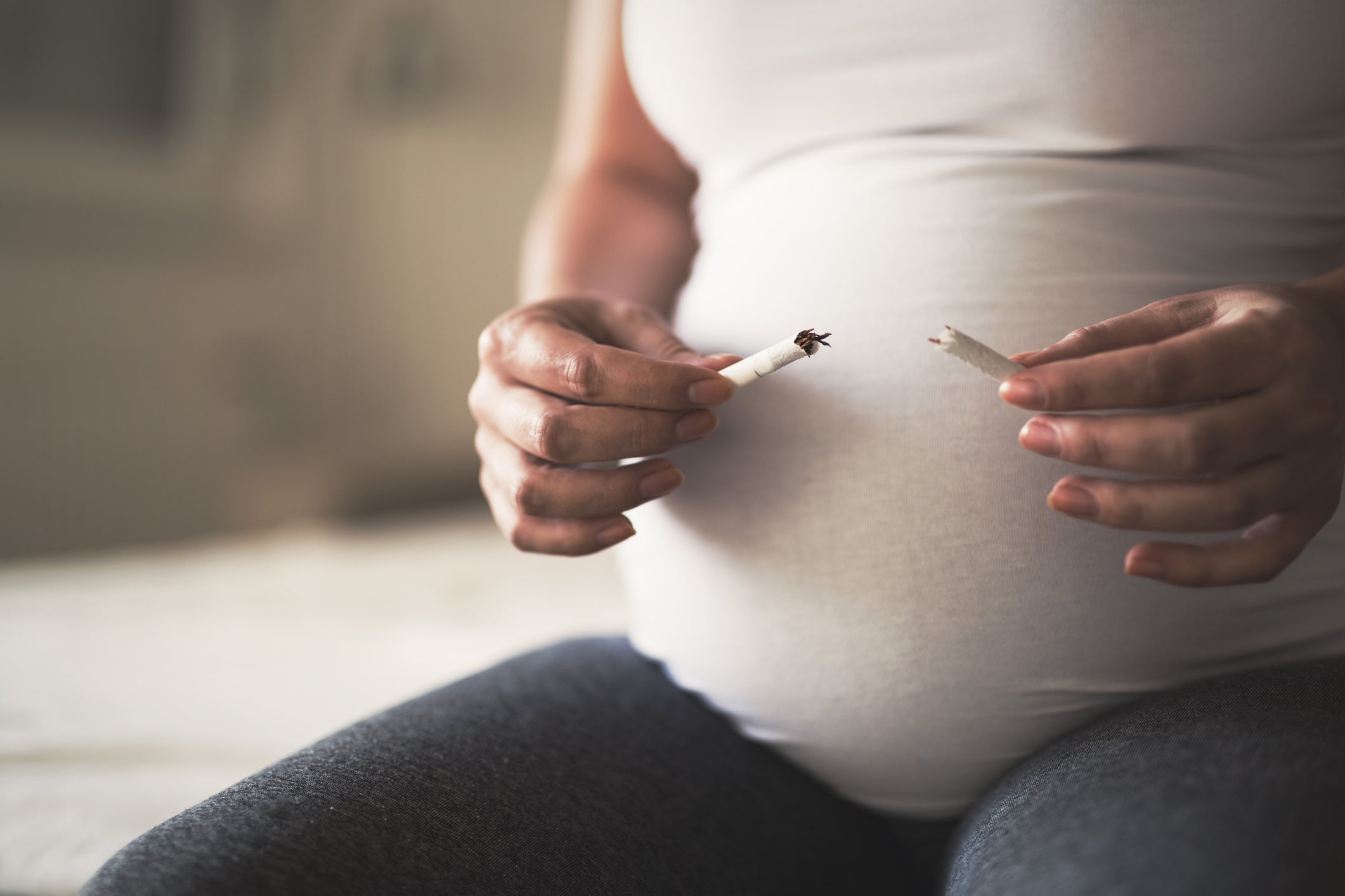 Pregnant woman quits smoking