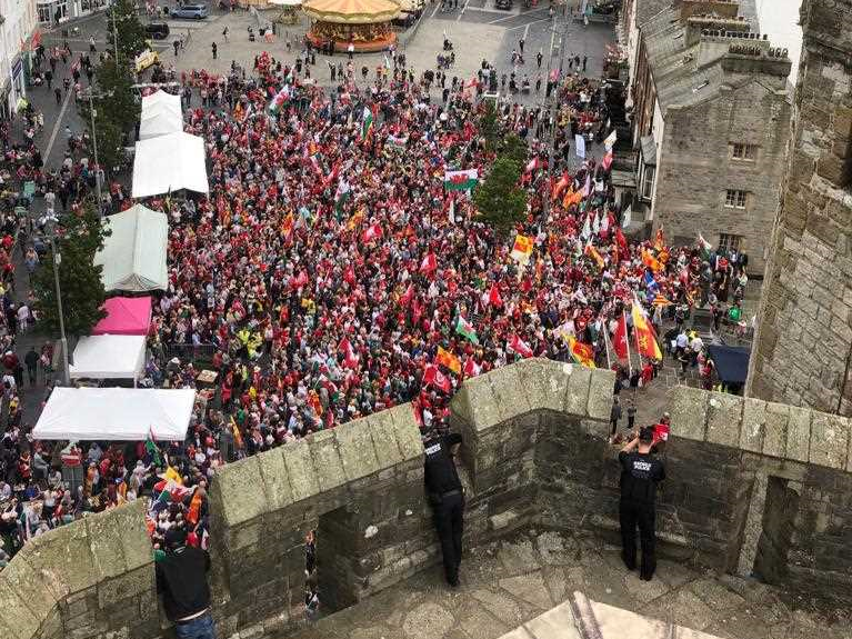 Independence supporters gather at Caernarfon Castle