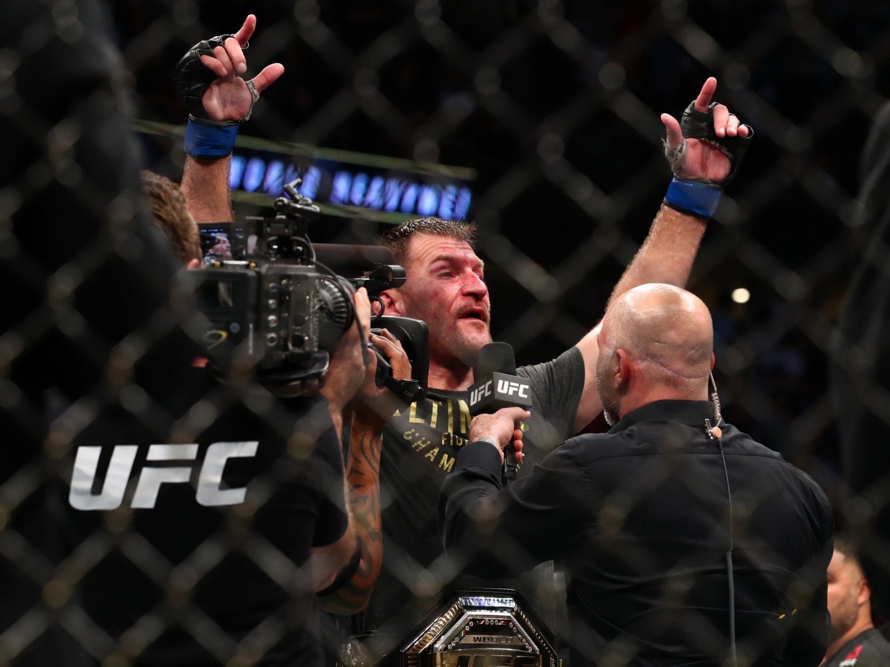 Miocic celebrates regaining the heavyweight title (Getty)