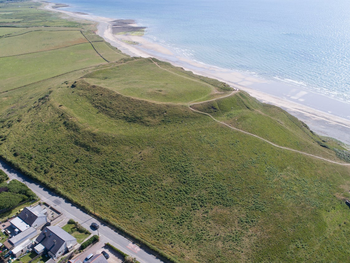 The hill fort overlooks the sea and the Caernarfonshire coastal plain, but is threatened by erosion and the impacts of climate change