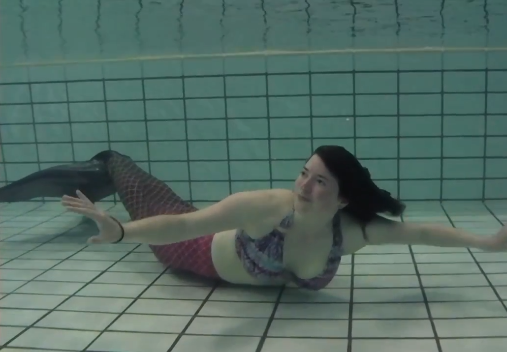 Opening your eyes underwater is key to being a mermaid