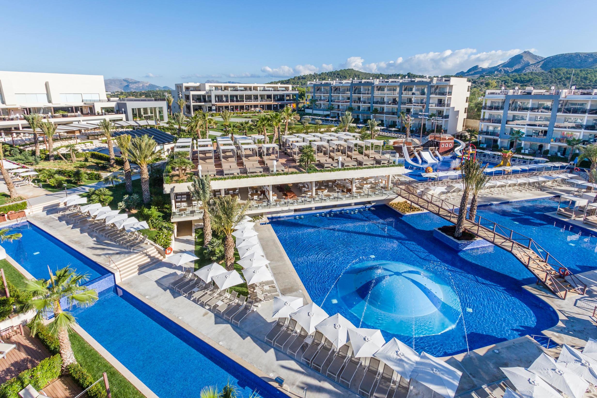 Opportunities for splashing around are plentiful at Zafiro Palace Alcúdia