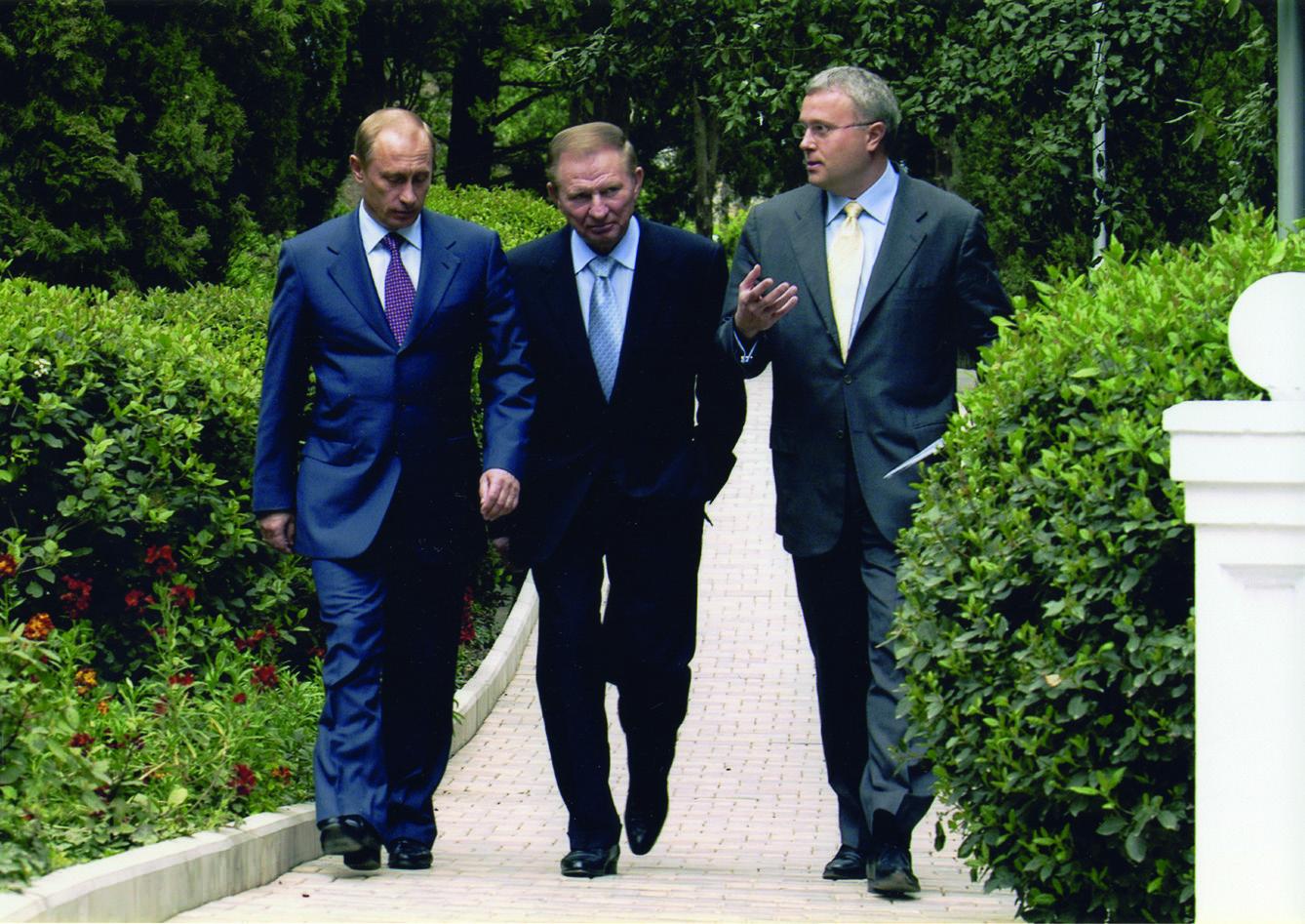 The presidents of Russia and the Ukraine, Vladimir Putin and Leonid Kuchma, with Lebedev at Hotel More, Crimea, 2004 (Alexander Lebedev)