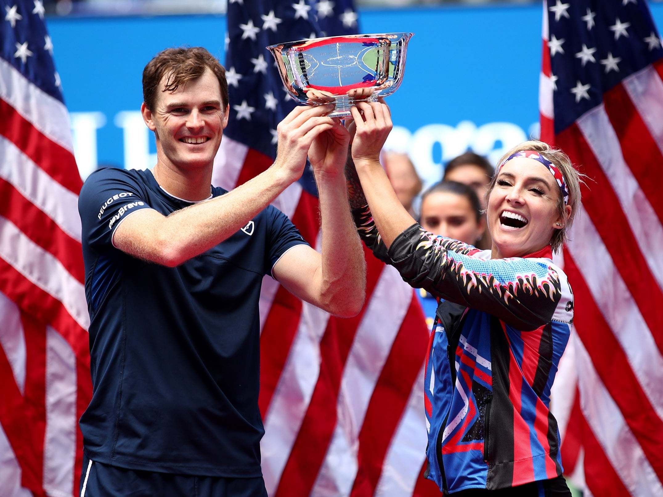 Jamie Murray and Bethanie Mattek-Sands pose with the trophy