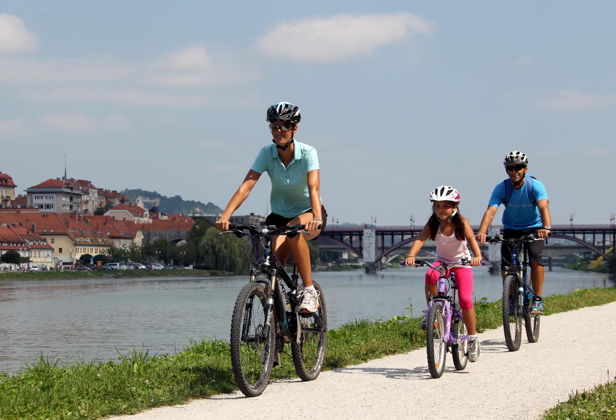 Cycling along Maribor’s Drava River (Ales Fevzer/slovenia.info)