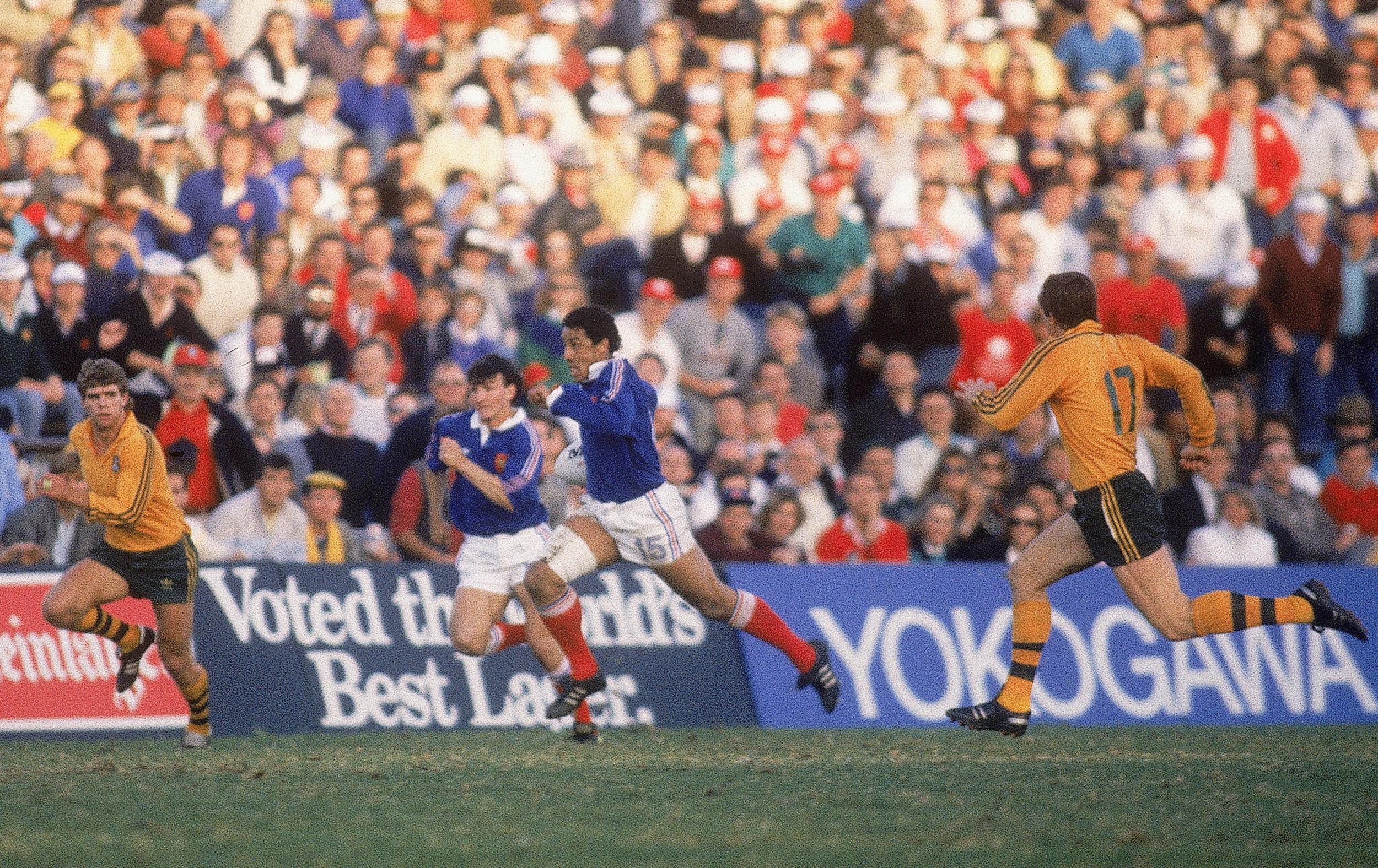 Serge Blanco of France makes a break during the 1987 Rugby World Cup Semi-Final match between Australia and France at Concord Oval on June 13, 1987 in Sydney, Australia. (Ross Land/Getty Images)