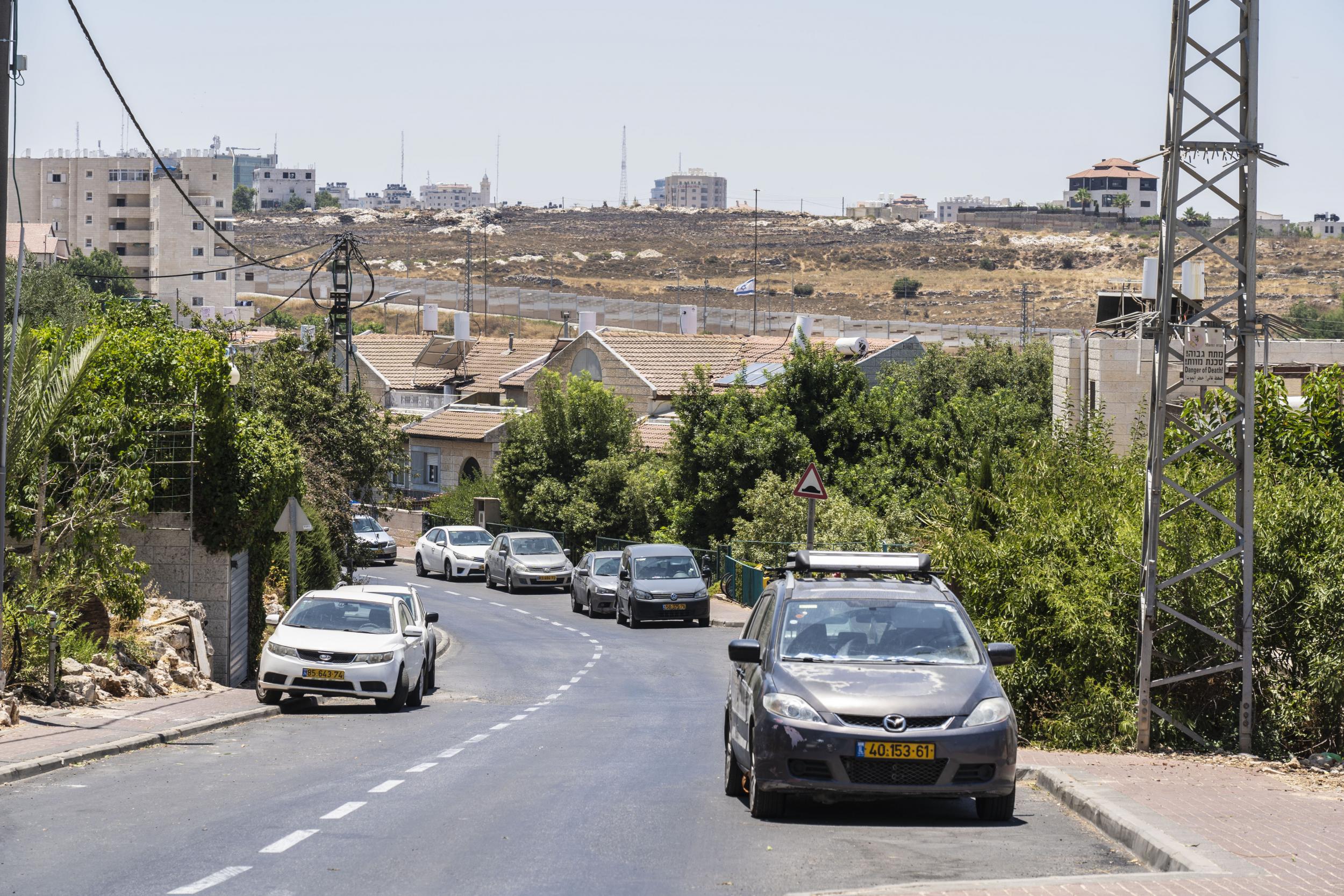 Beit El, the settlement that has entranced the Trump administration with security walls in the background