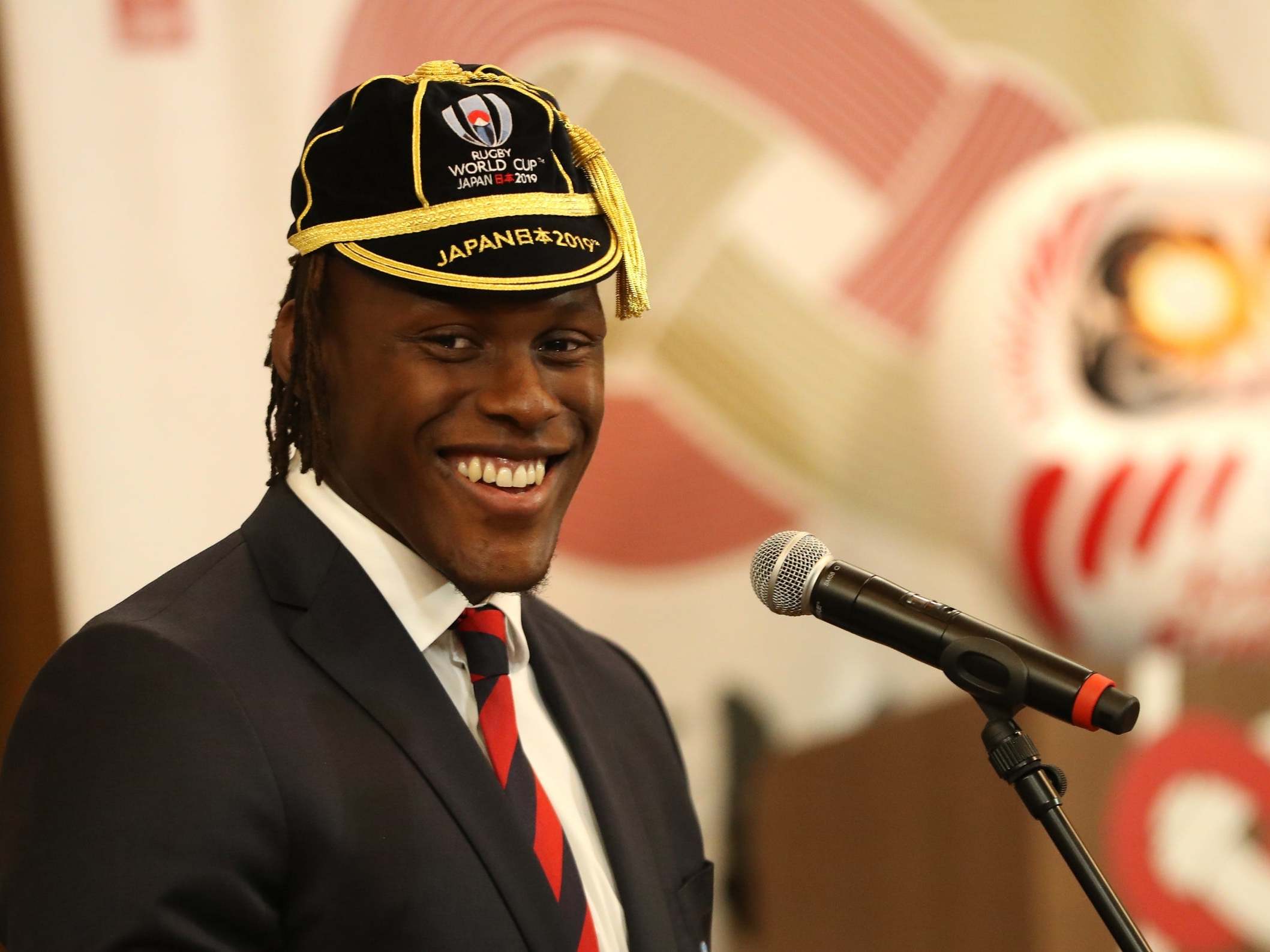 Maro Itoje collects his 2019 Rugby World Cup cap at England's official welcoming ceremony