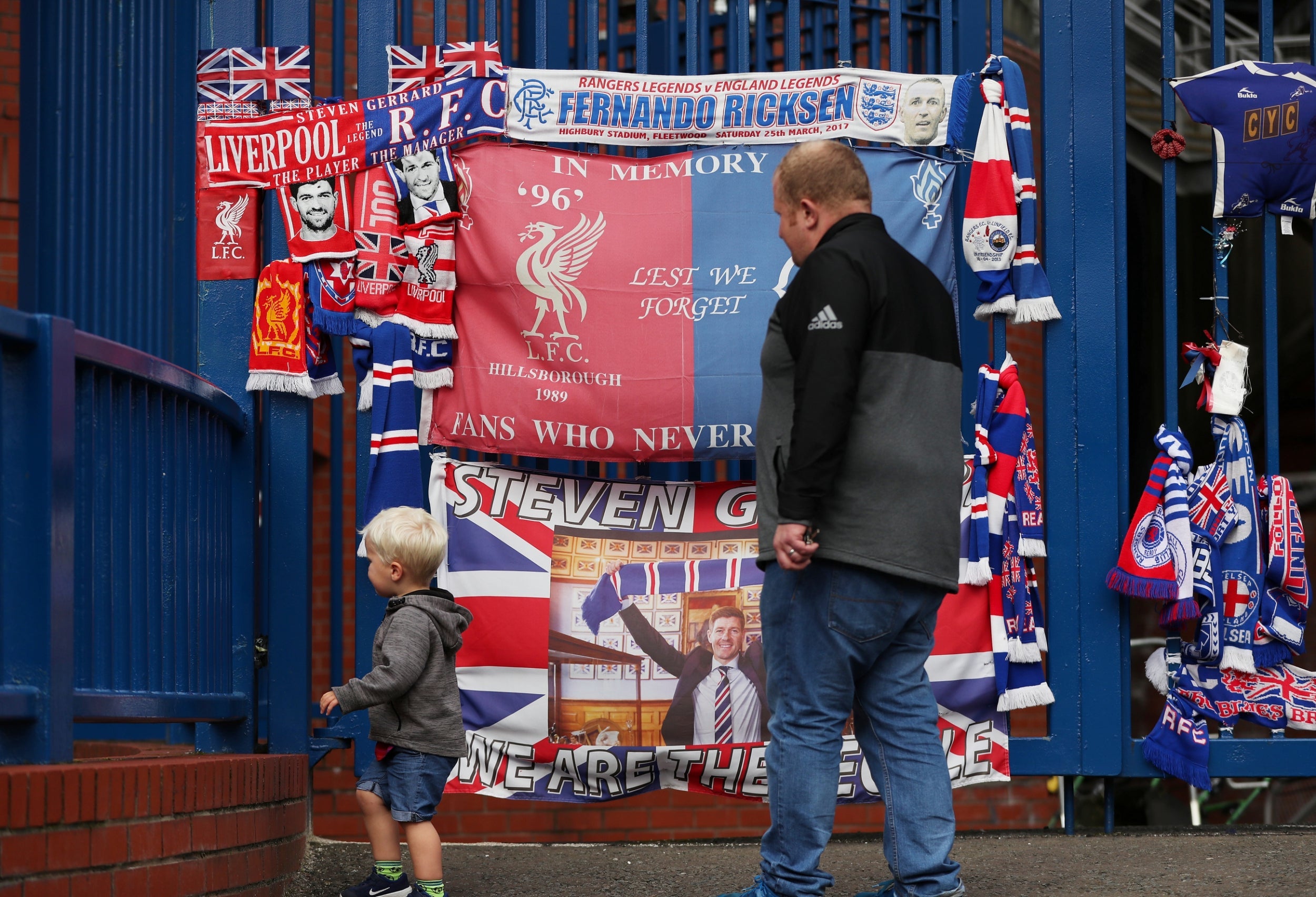 Fans pay tribute to Fernando Ricksen