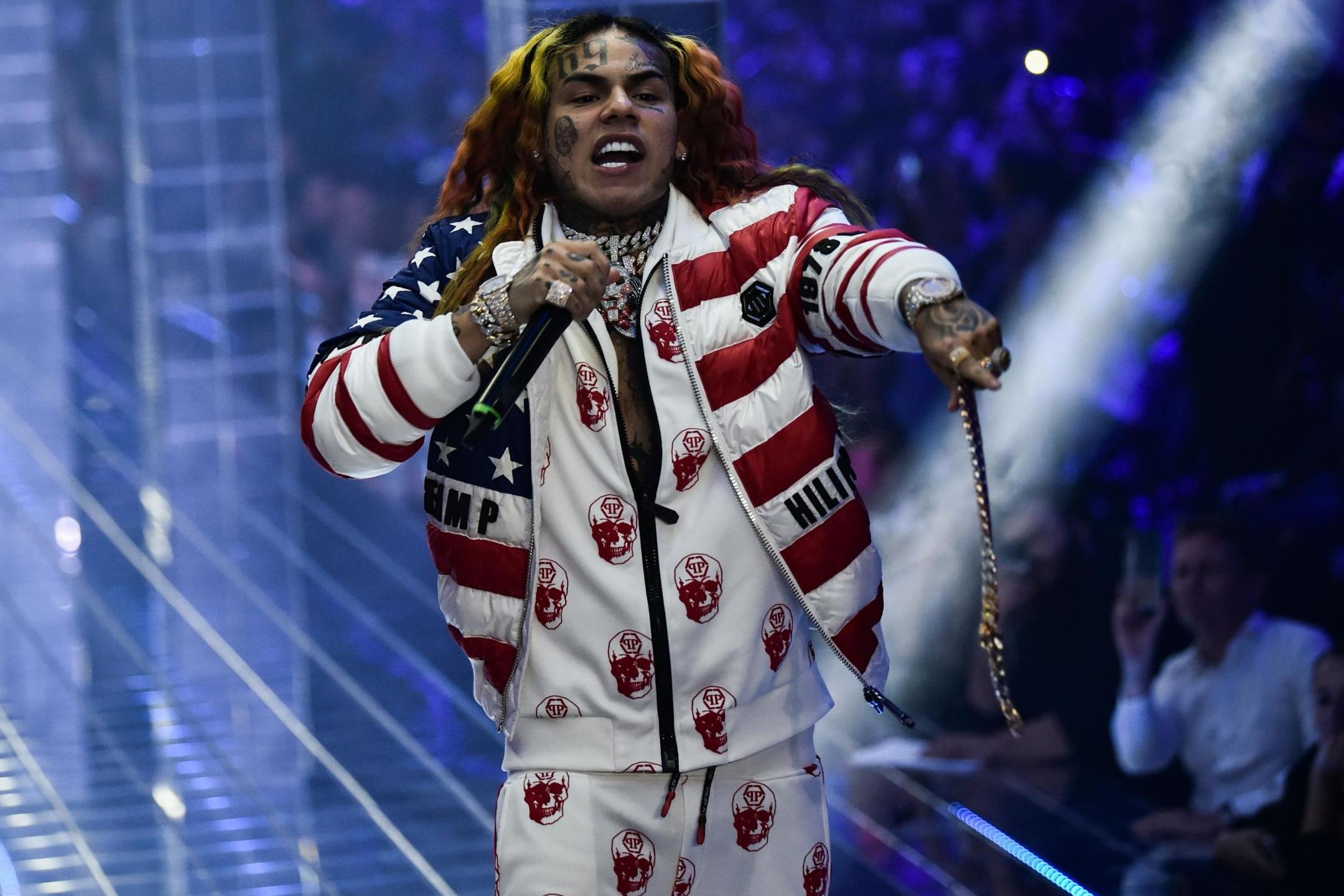 Tekashi 6ix9ine se presenta durante el desfile de moda de Philipp Plein como parte de la Semana de la Moda de Milán el 21 de septiembre de 2018.