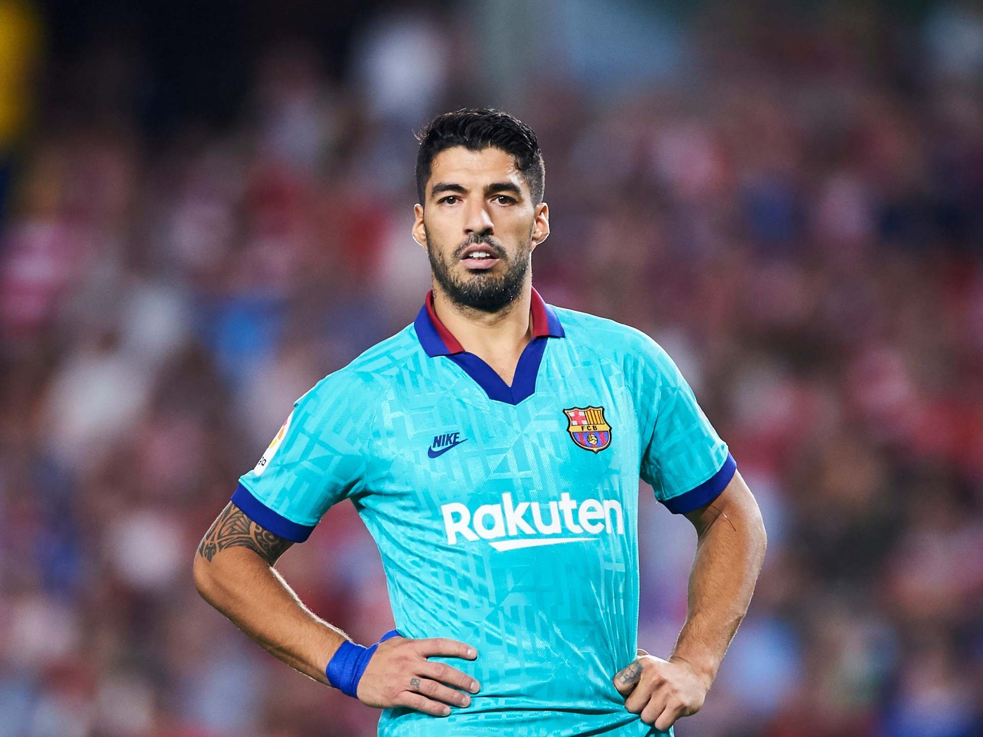 Suarez looks on as Granada shock Barcelona