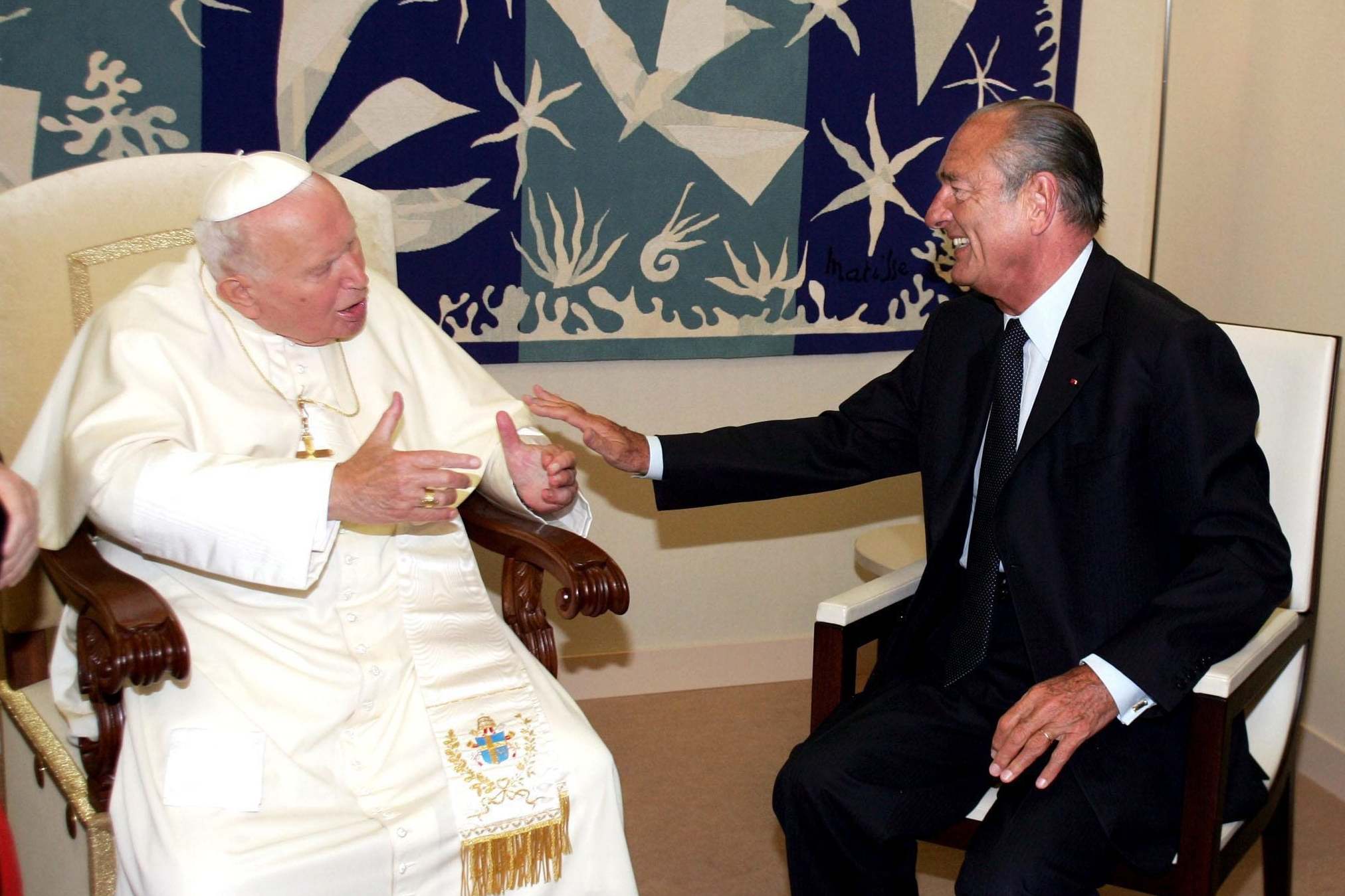 Chirac speaks with Pope John Paul II in 2004