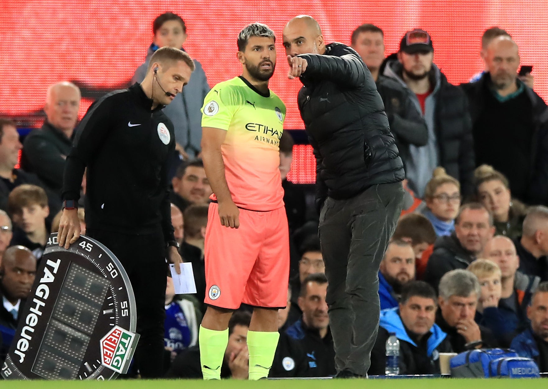 Guardiola gives Aguero instructions