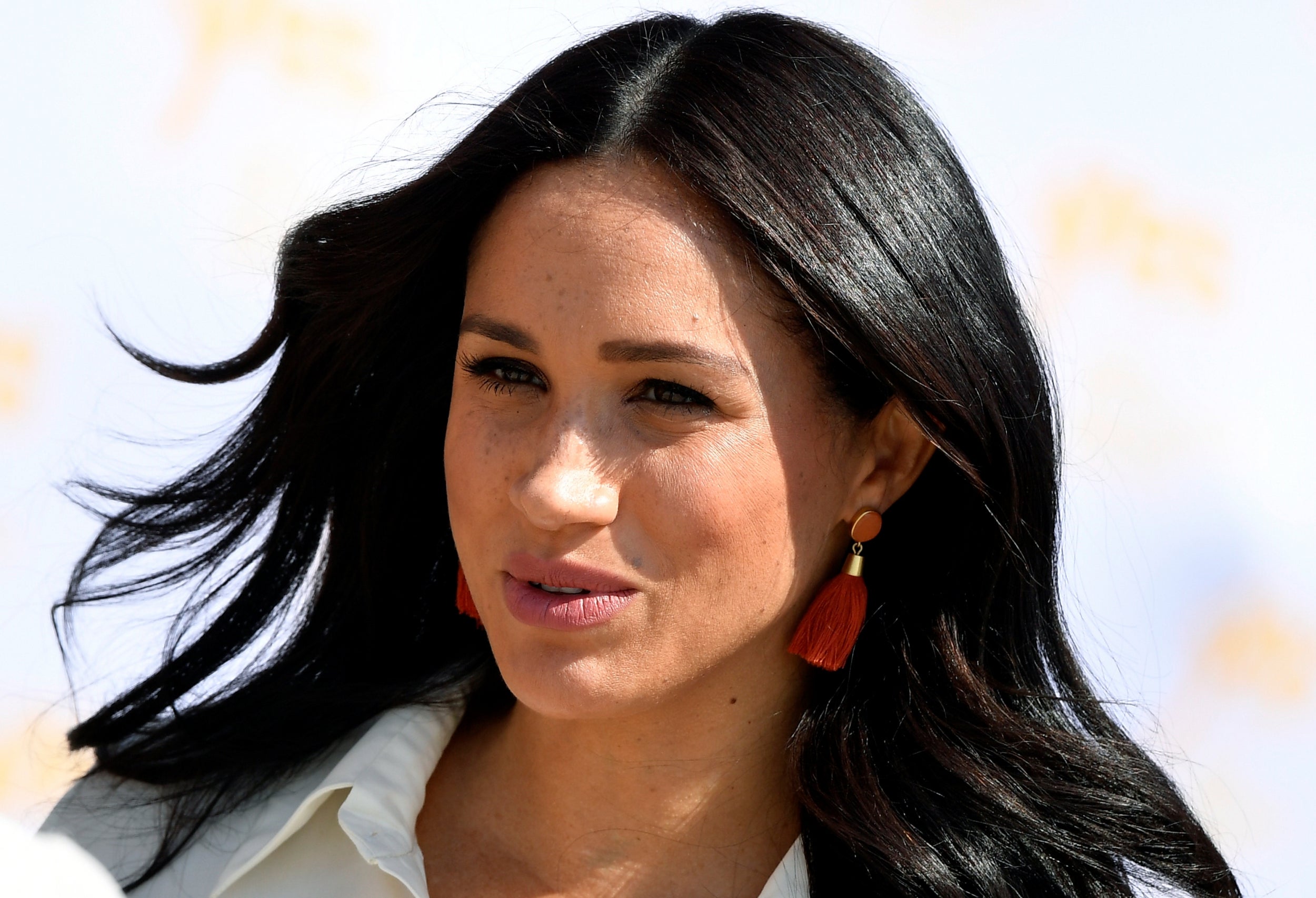 The duchess added a splash of colour to her outfit with a pair of dark orange tassle earrings.