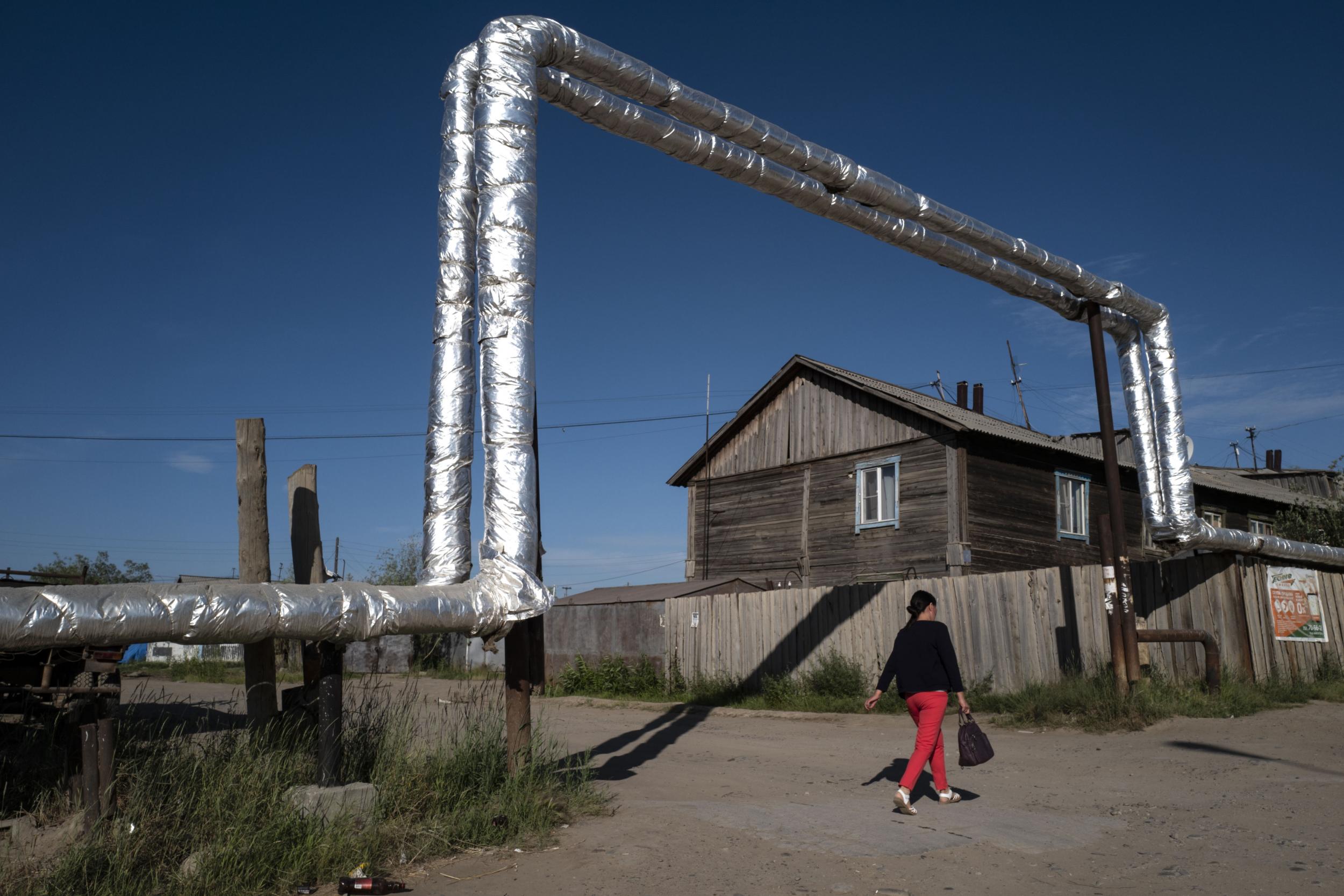 
Pipes are placed above the ground due to the hard permafrost