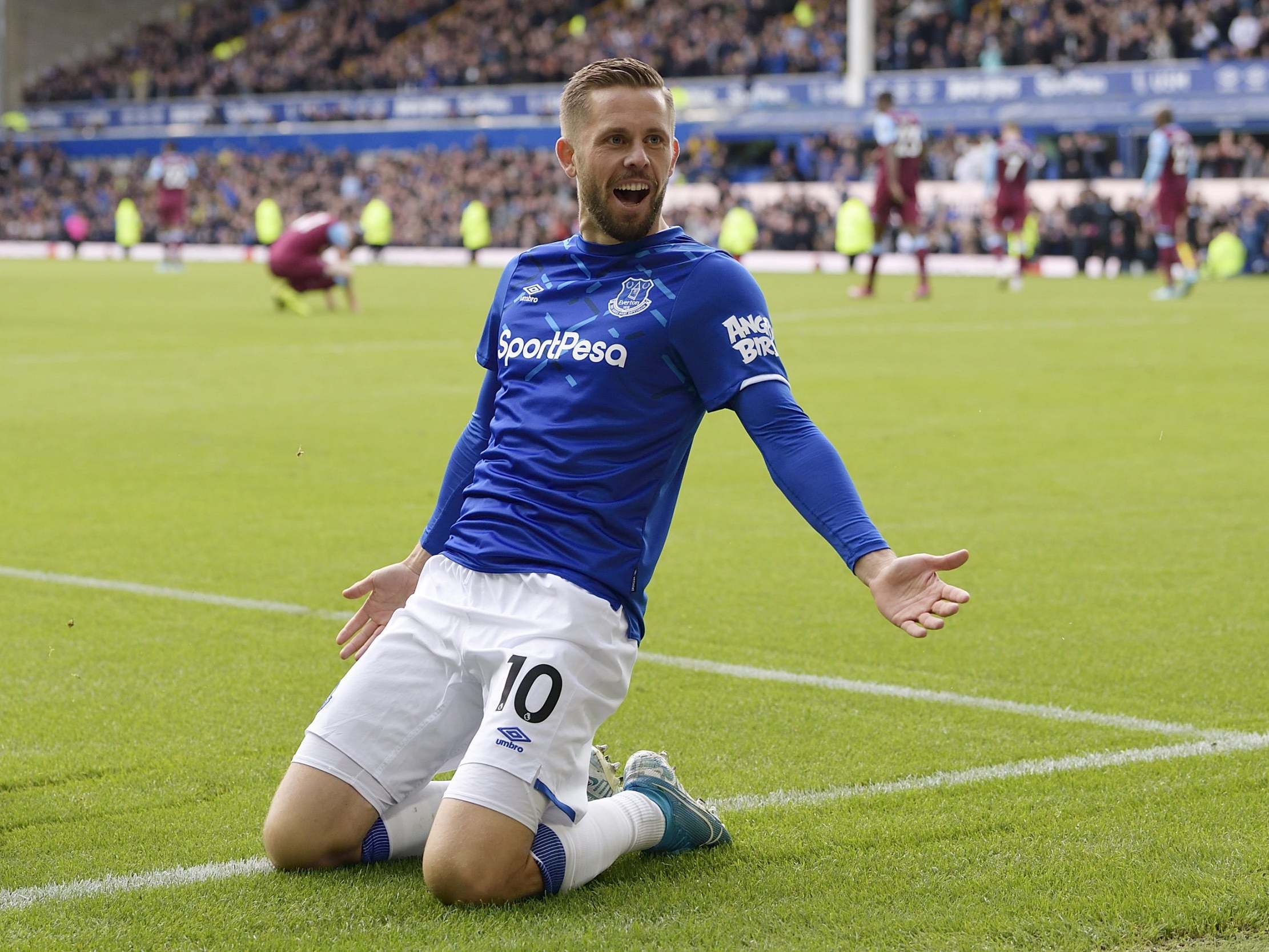 Gylfi Sigurdsson celebrates scoring in stoppage time