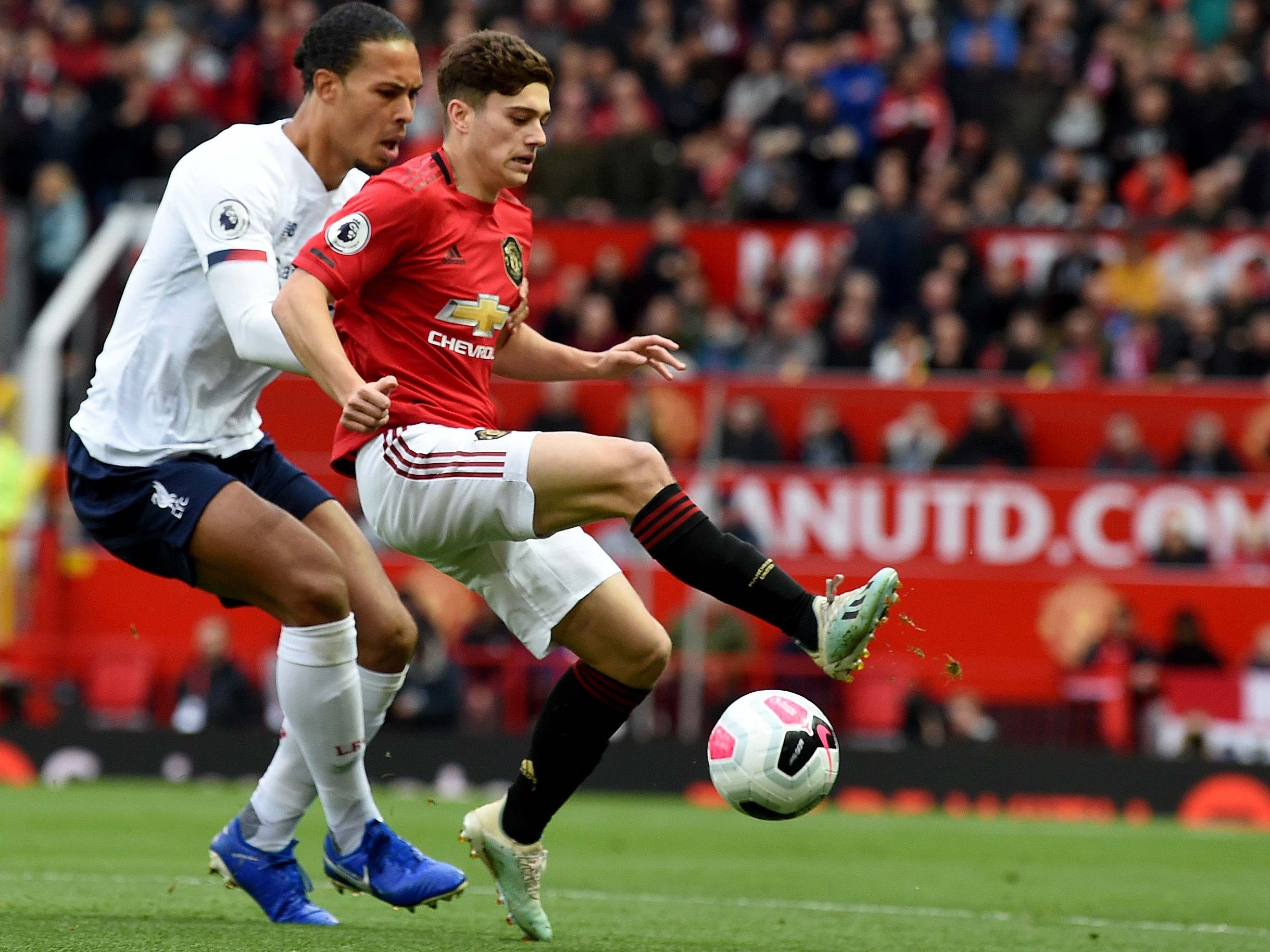 Daniel James tries to evade Virgil van Dijk