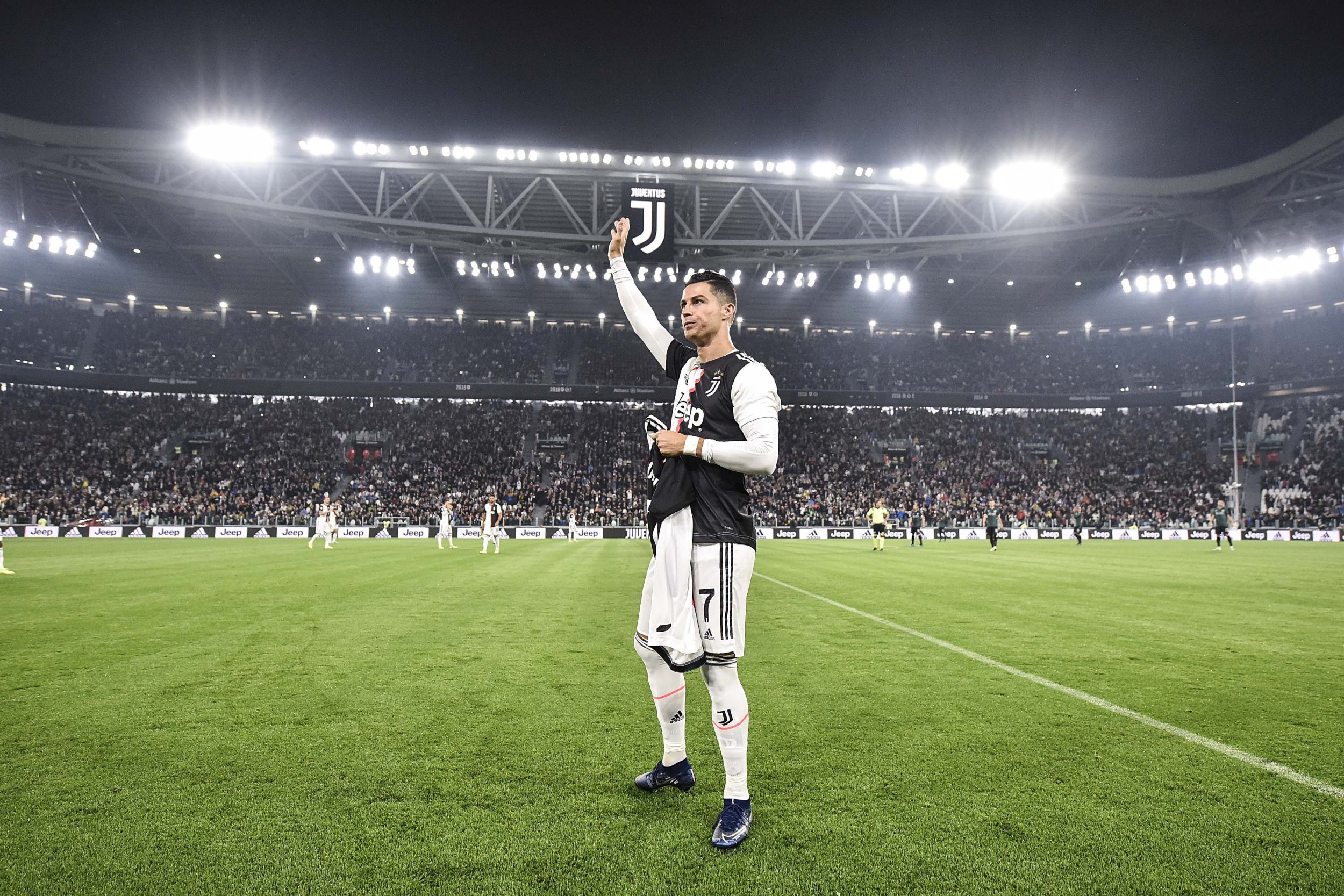 Ronaldo salutes the Juventus fans (Getty)