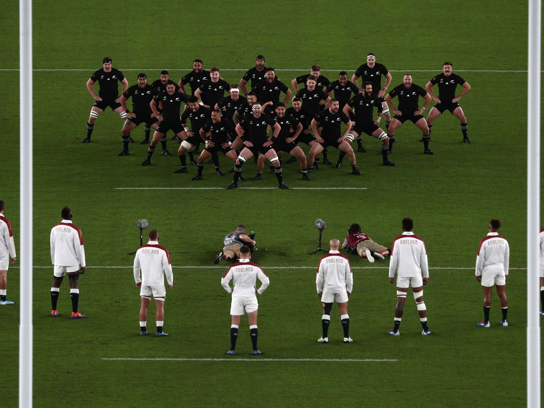 England responded to the Haka by forming a V around the All Blacks