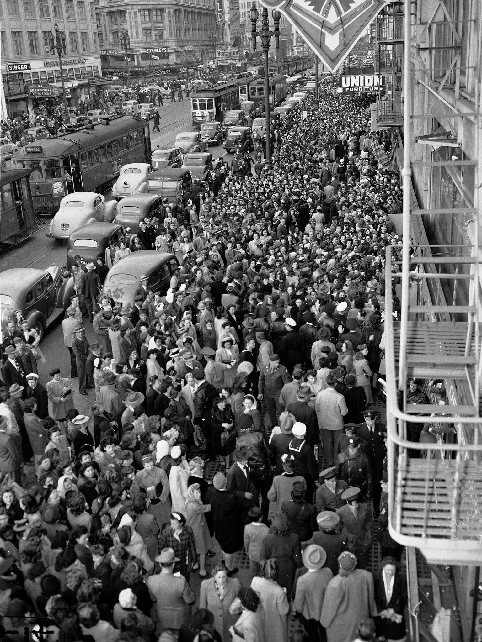 A crowd of thousands in front of a Market Street store selling women’s nylons in San Francisco in 1946