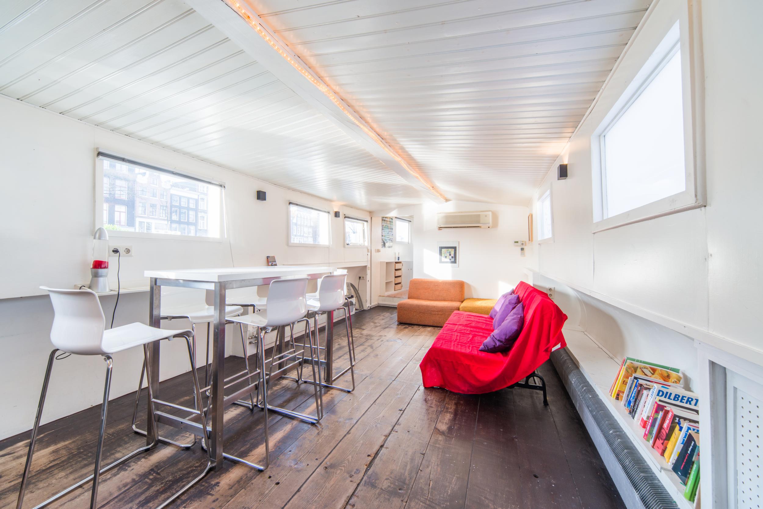 This houseboat offers a traditional Amsterdam experience