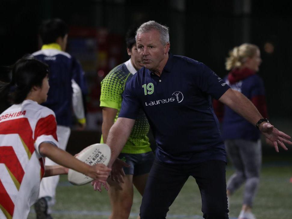 Sean Fitzpatrick puts on a rugby clinic in Japan