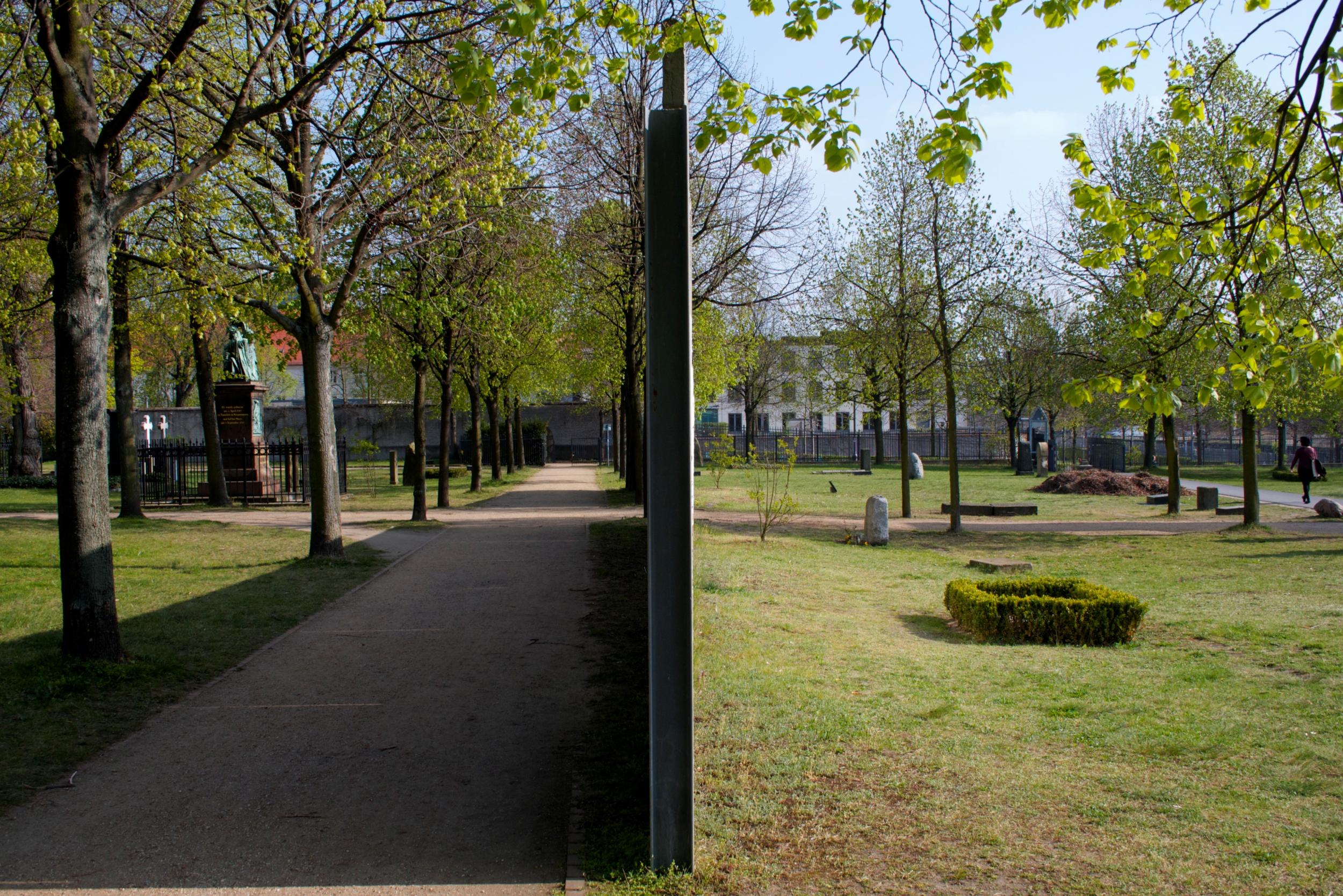 The Invalidenfriedhof was cleft in two by the wall