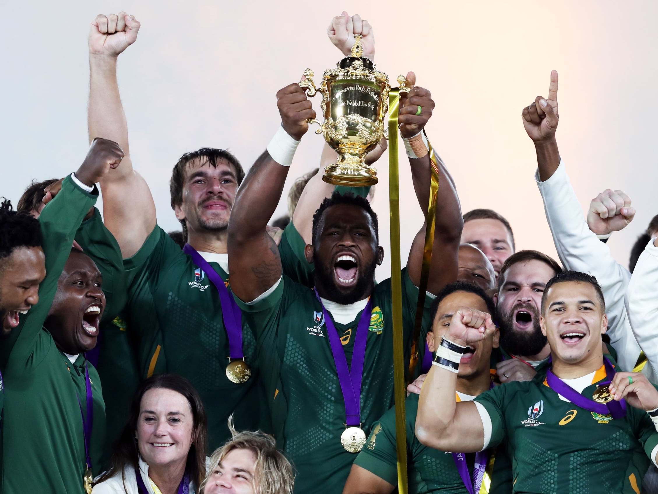 Siya Kolisi lifts the Webb Ellis Cup