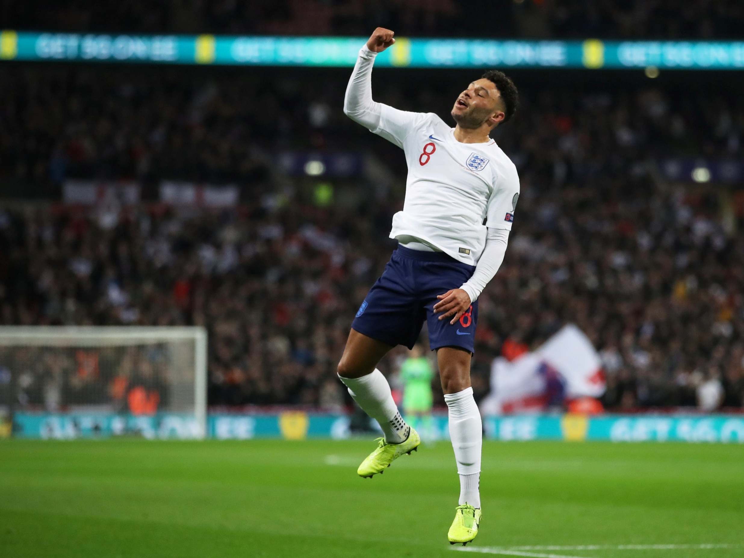 Alex Oxlade-Chamberlain celebrates scoring