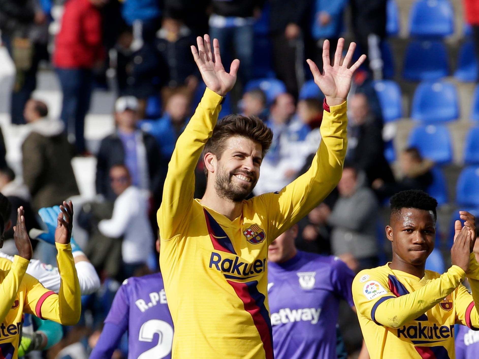 Pique applauds the Barcelona fans