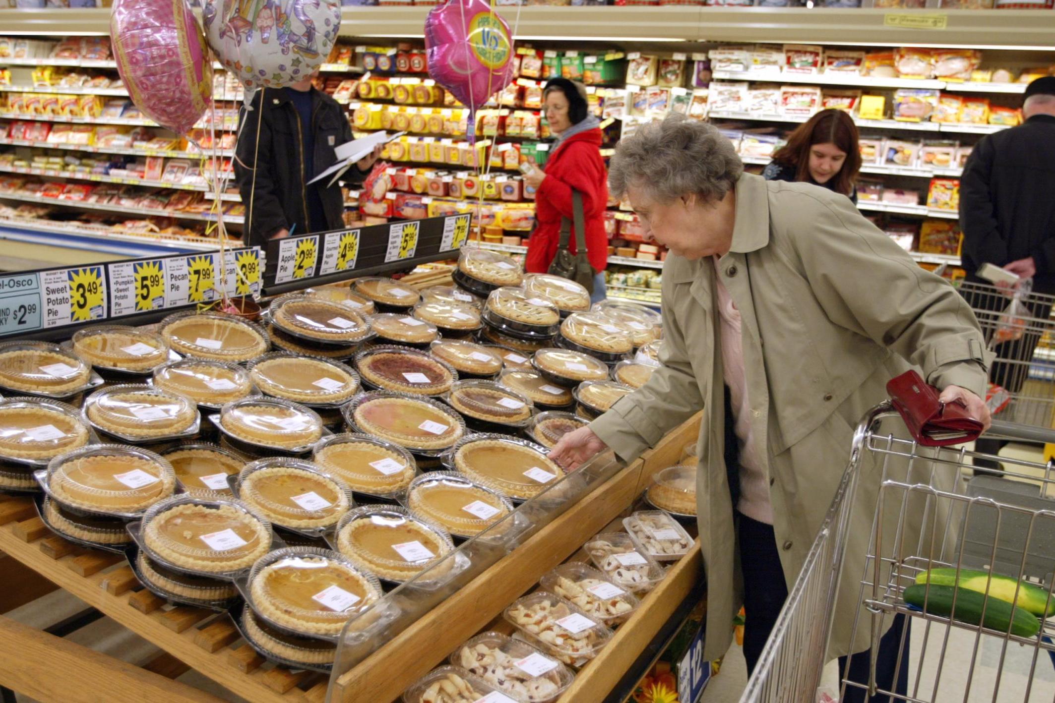 Shoppers busily shop for last-minute items as Thanksgiving approaches (Getty)