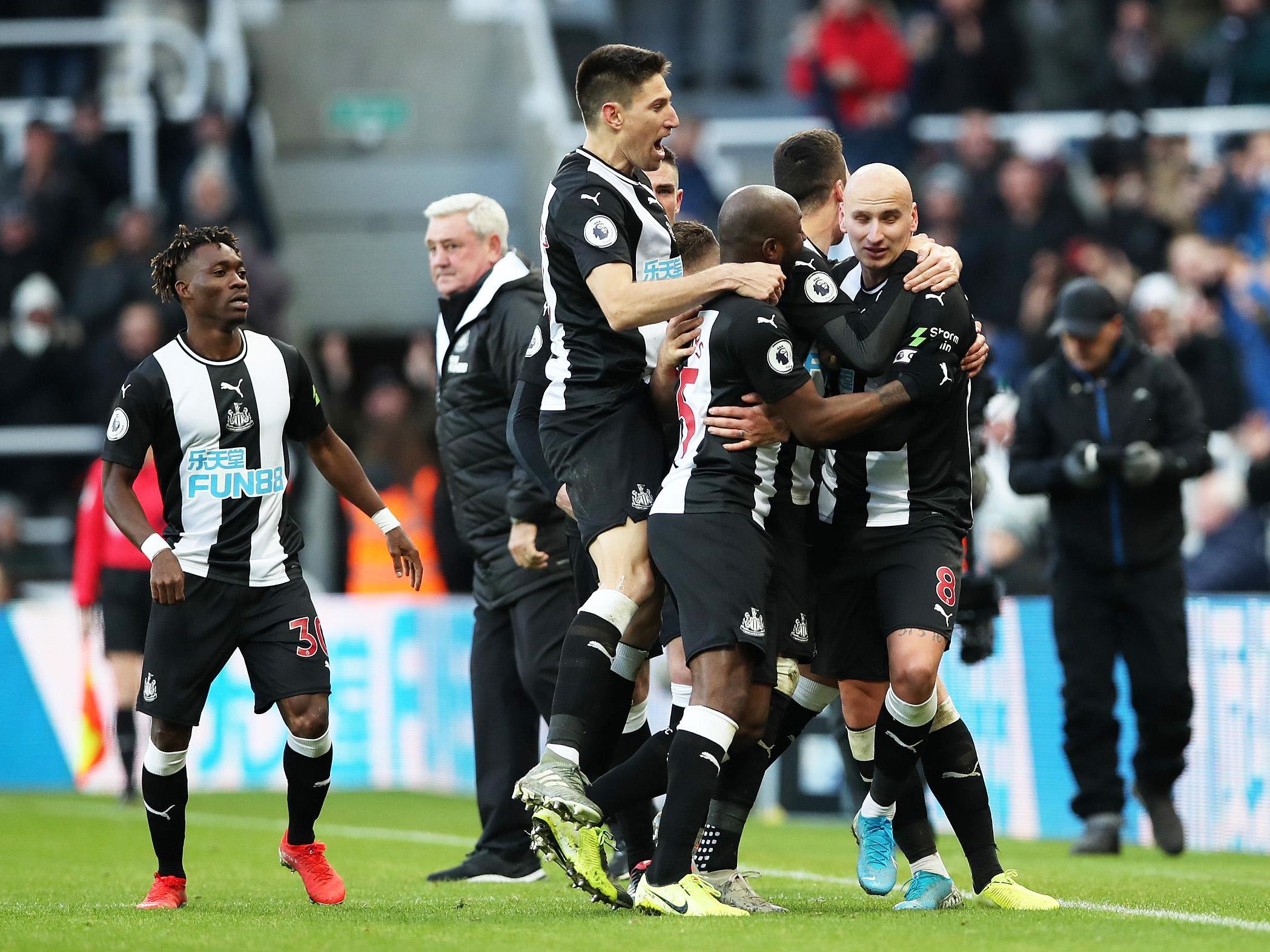 Jonjo Shelvey celebrates with teammates after scoring a late equaliser for Newcastle