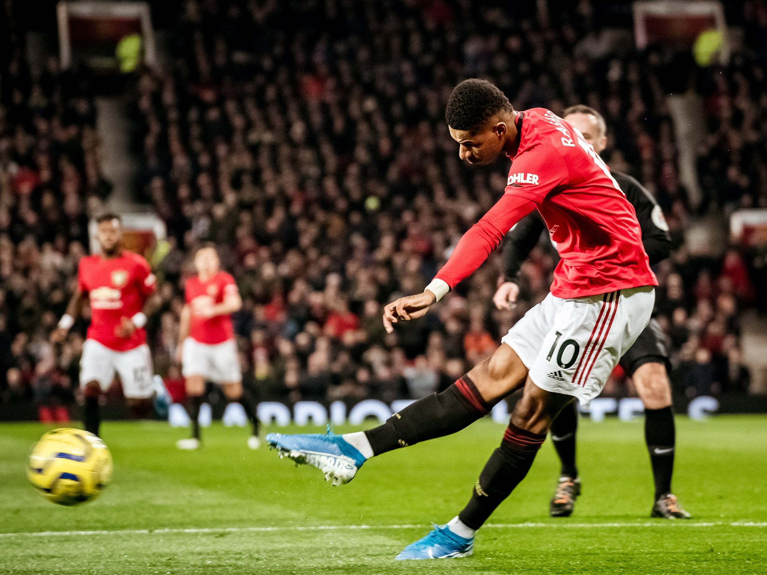 Marcus Rashford strikes United's winning penalty