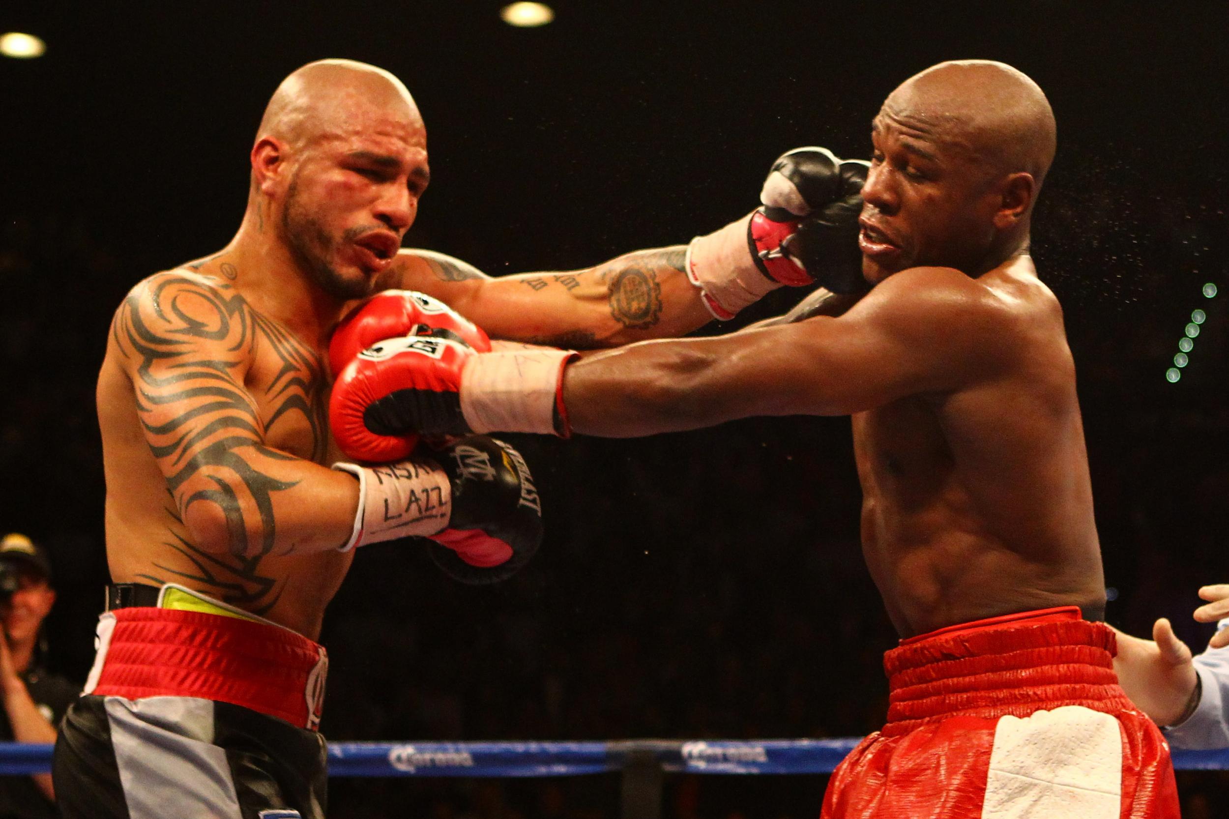 Floyd Mayweather and Miguel Cotto exchange blows (2012)