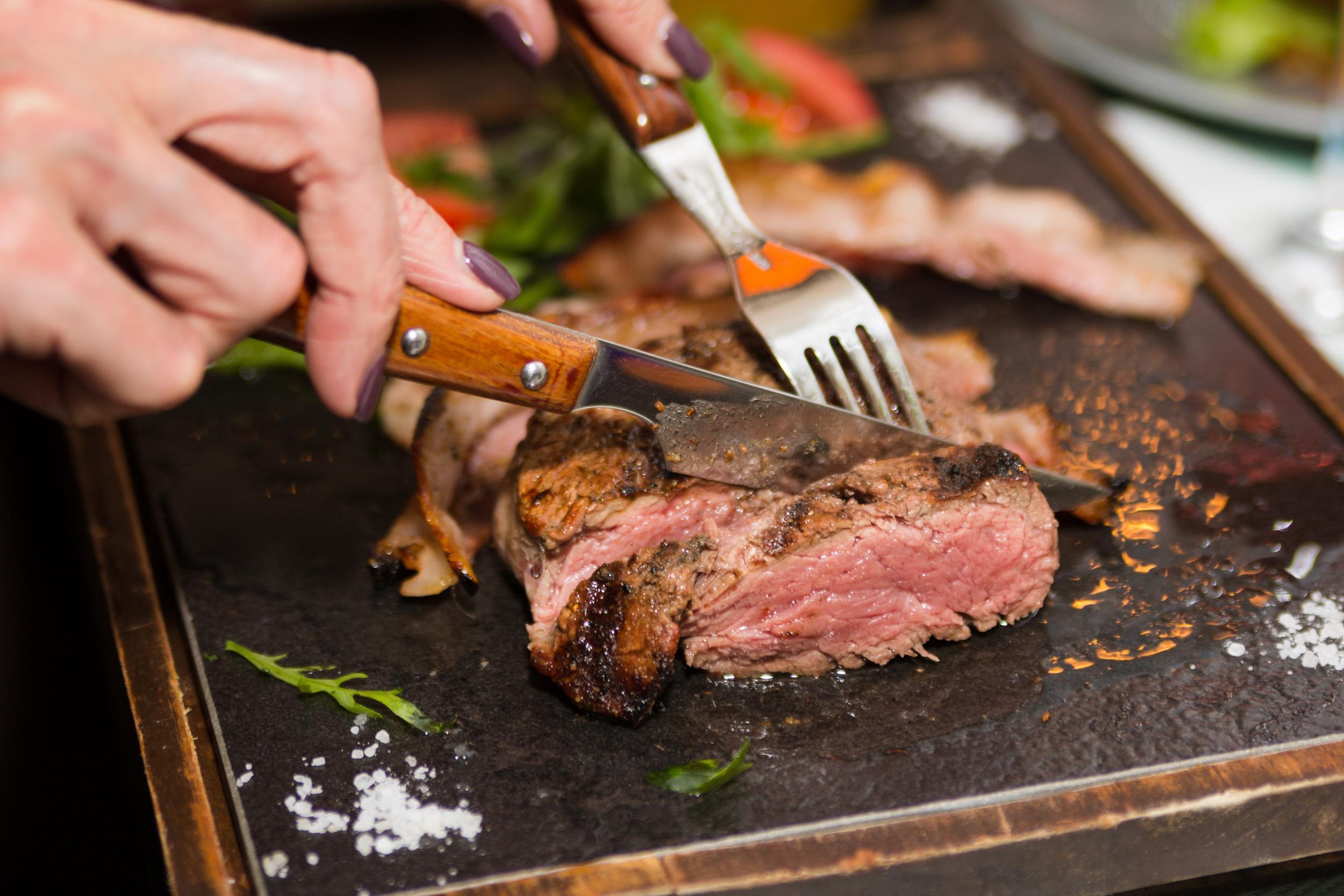 Let the steak rest before slicing (Stock)