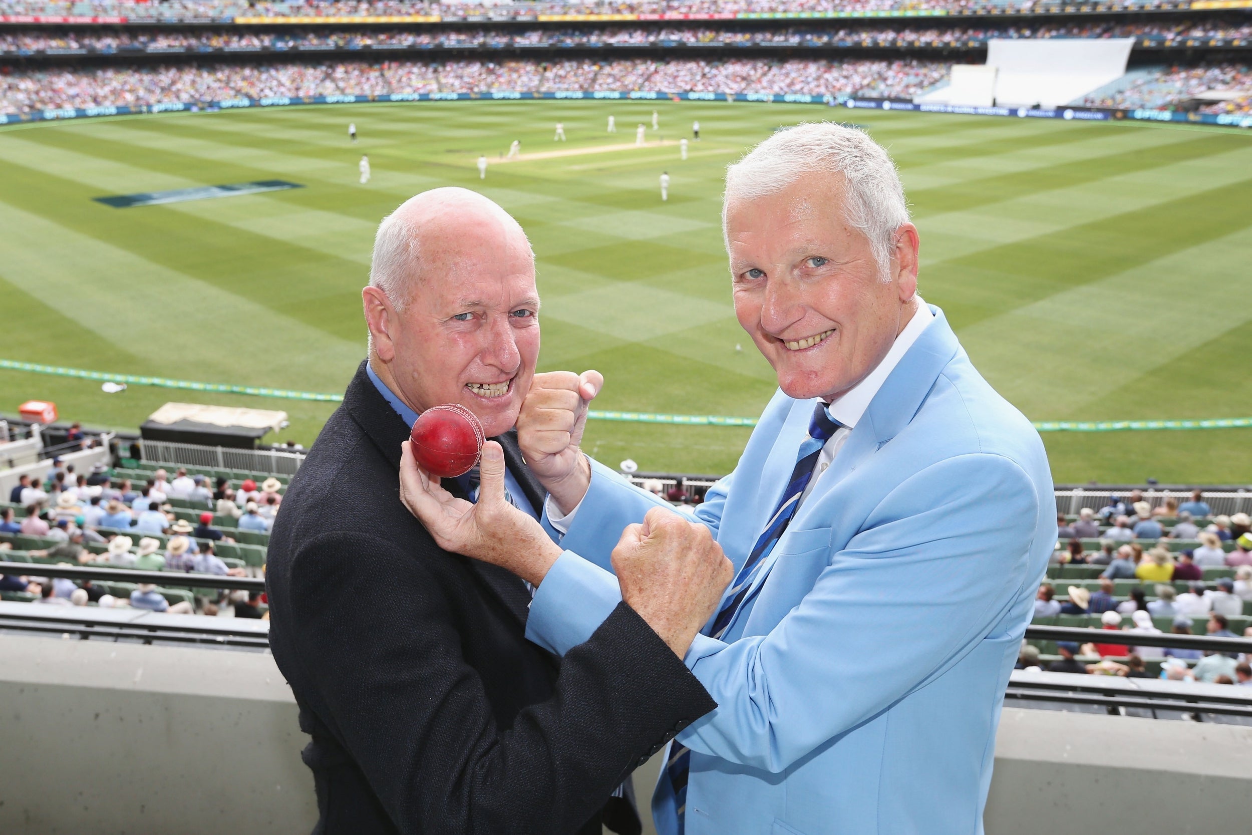 Willis (right) with former cricketing foe Rick McCosker in Australia in 2017