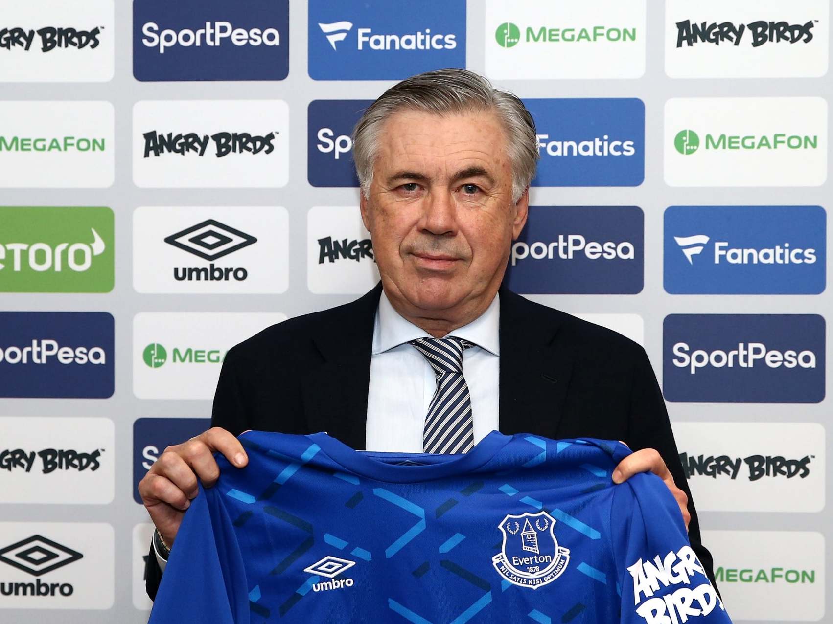 Ancelotti poses with the shirt of his new team